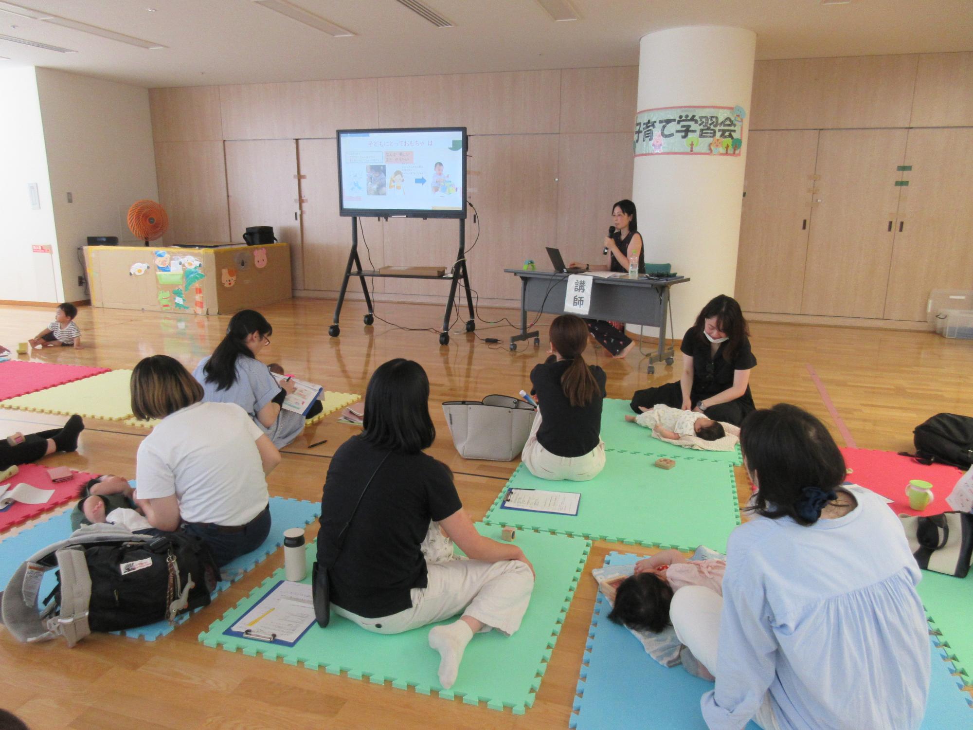 8月の子育て学習会の全体の様子