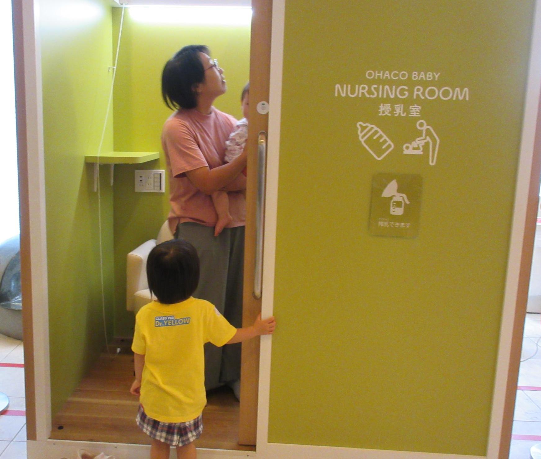 移動型授乳室を見学する親子