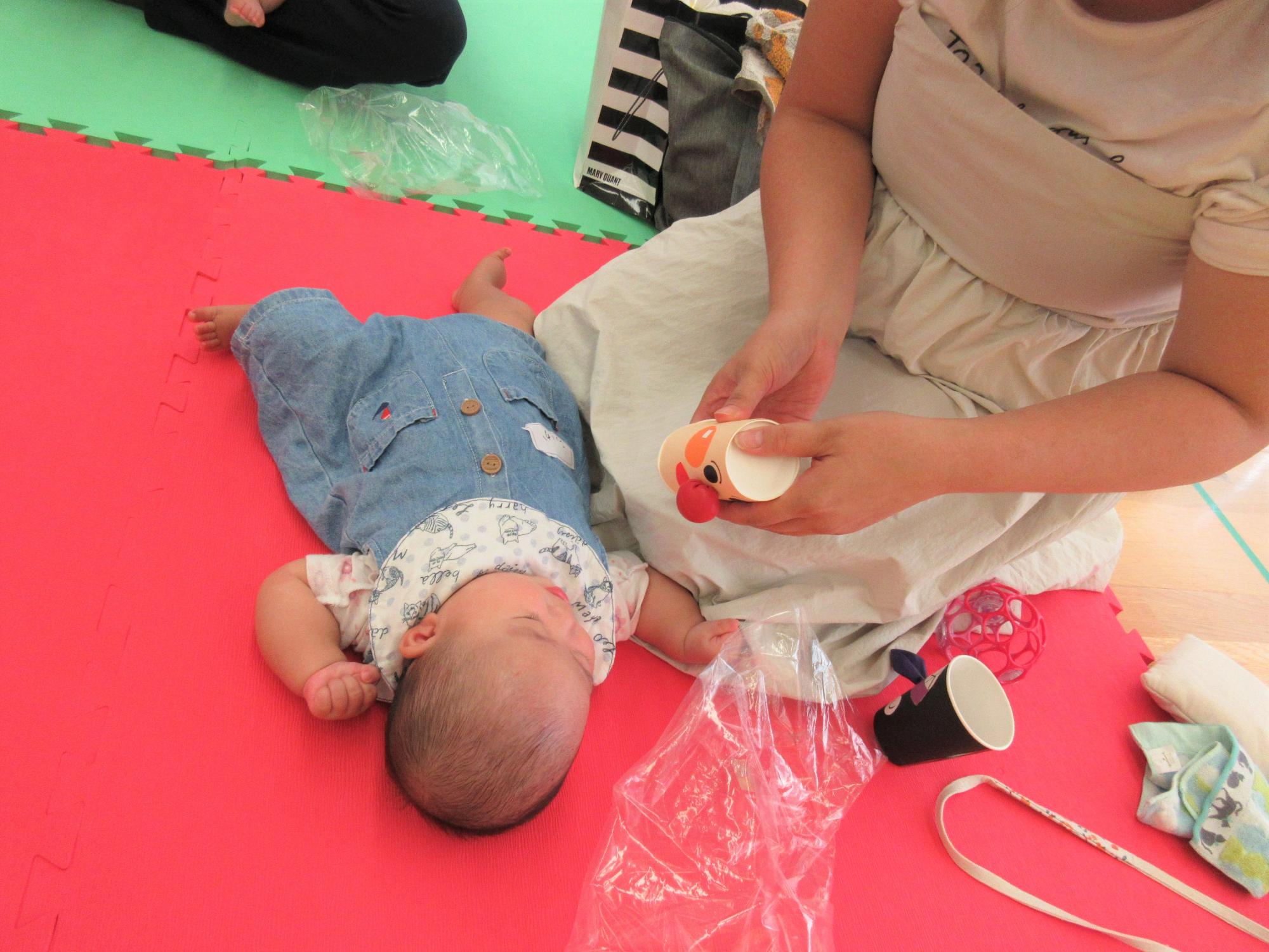 ぷくぷくあんぱんまんのおもちゃで遊んでいる親子の様子