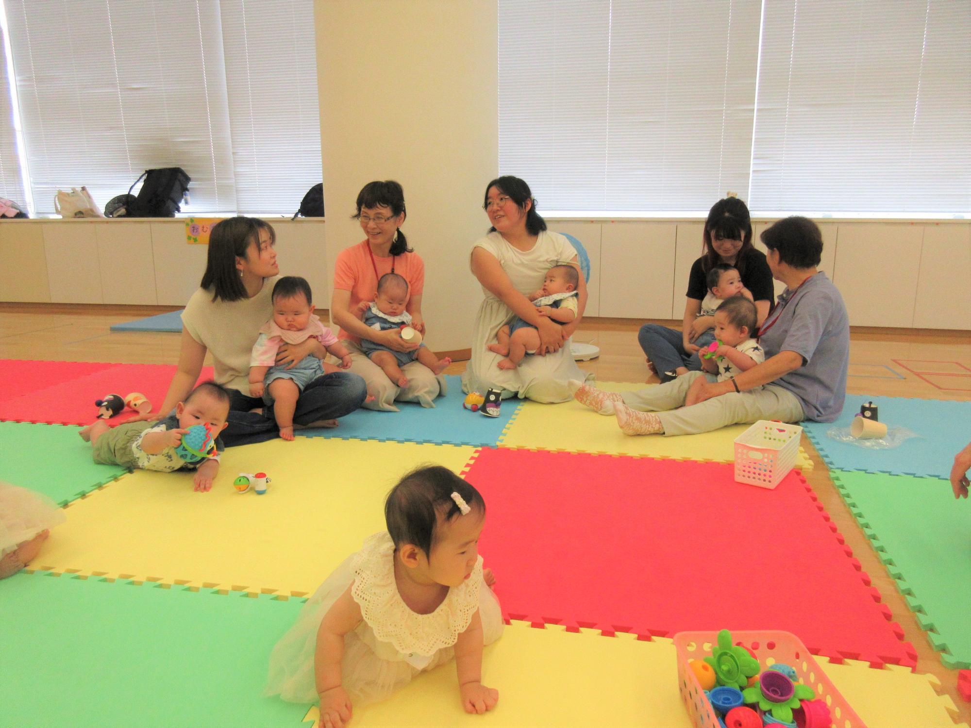 民生委員の方にこどもを見てもらいながら、おしゃべりを楽しんでいる様子