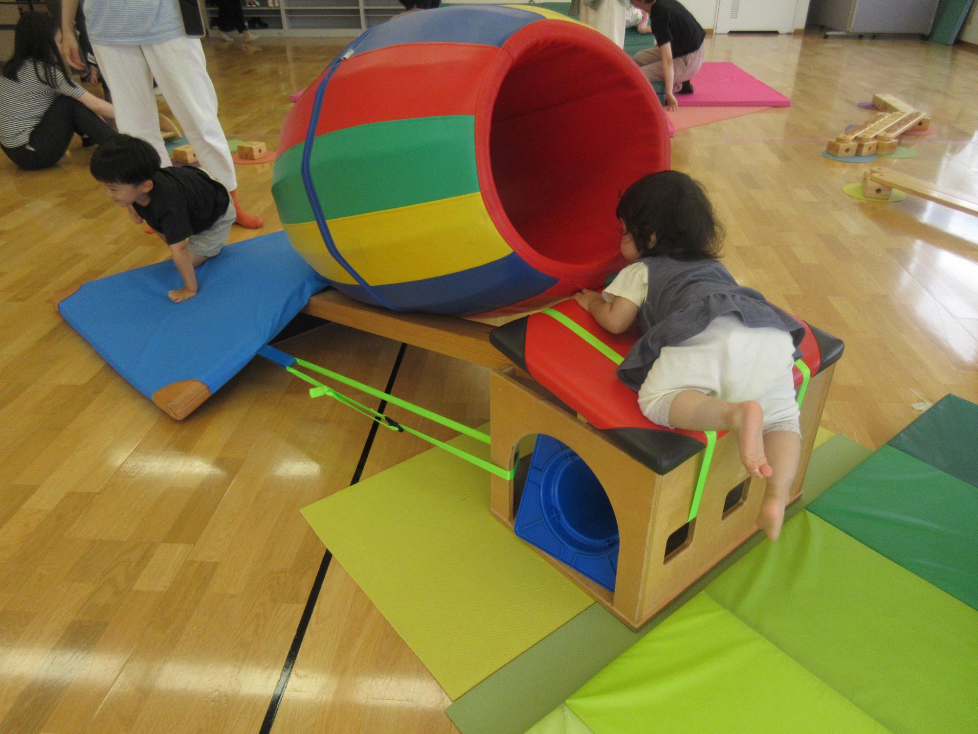 運動遊具で遊ぶこども