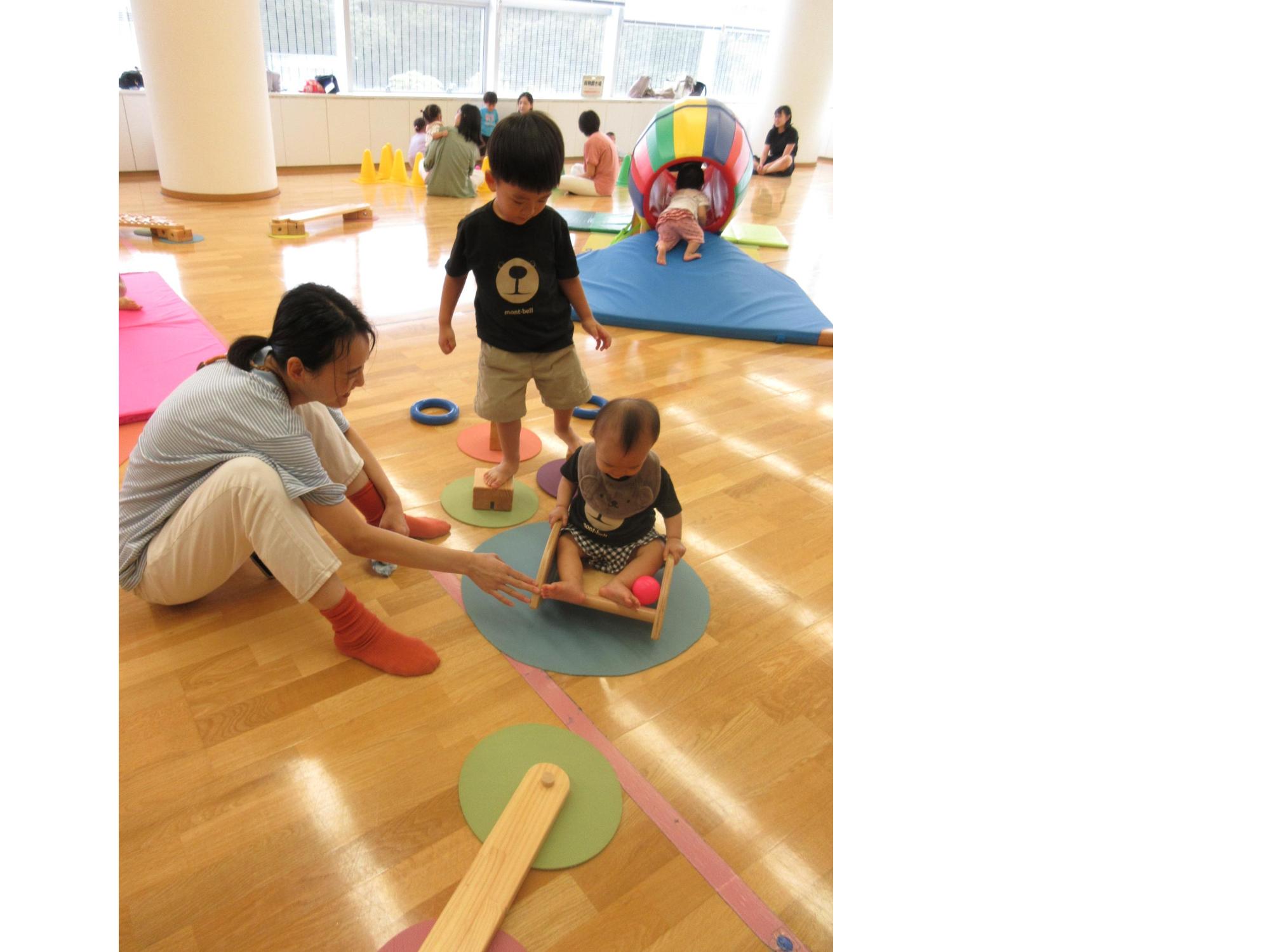 平均台で遊ぶ親子