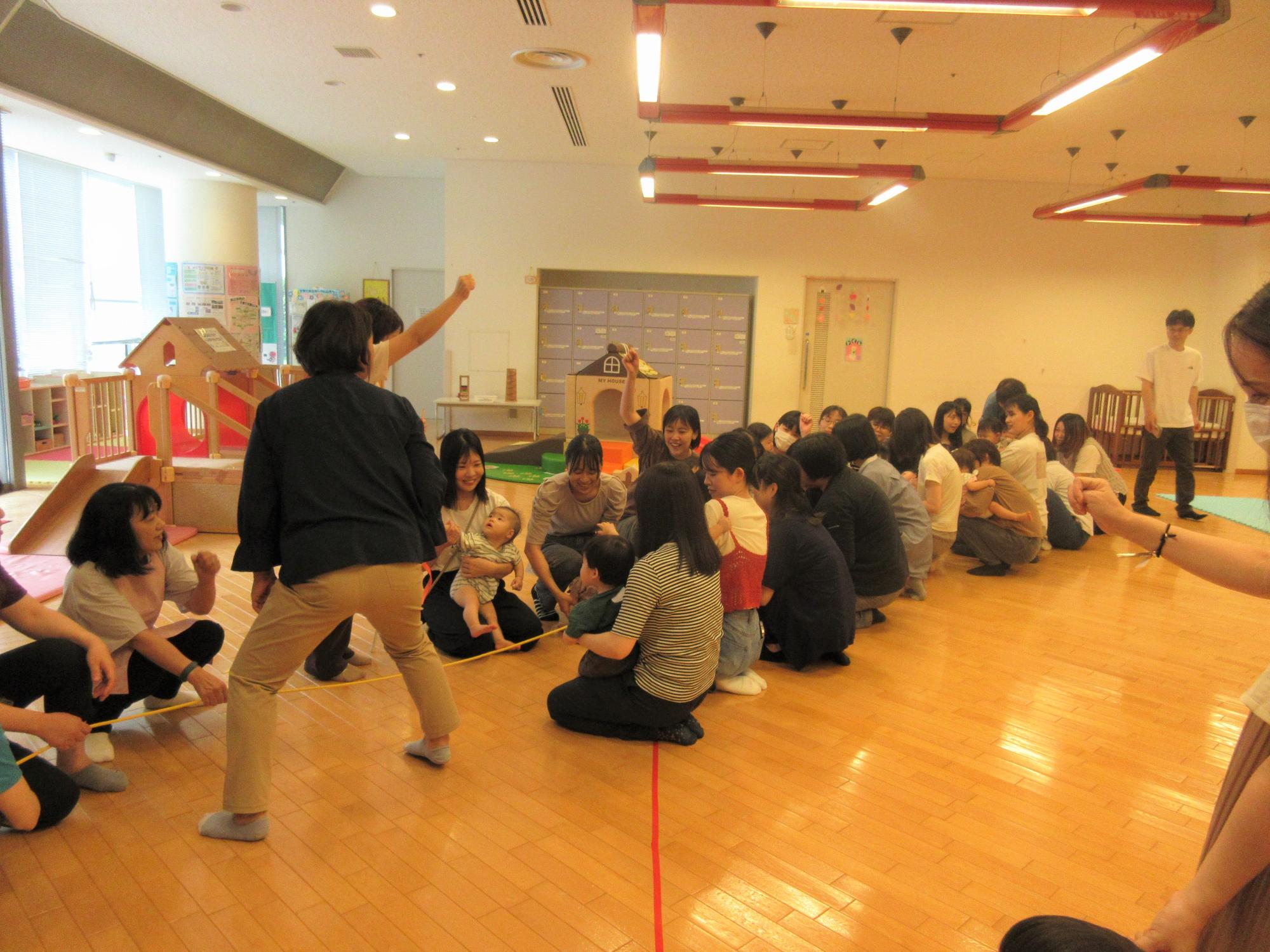 お母さん対先生たちでつなひきを楽しんでいる様子
