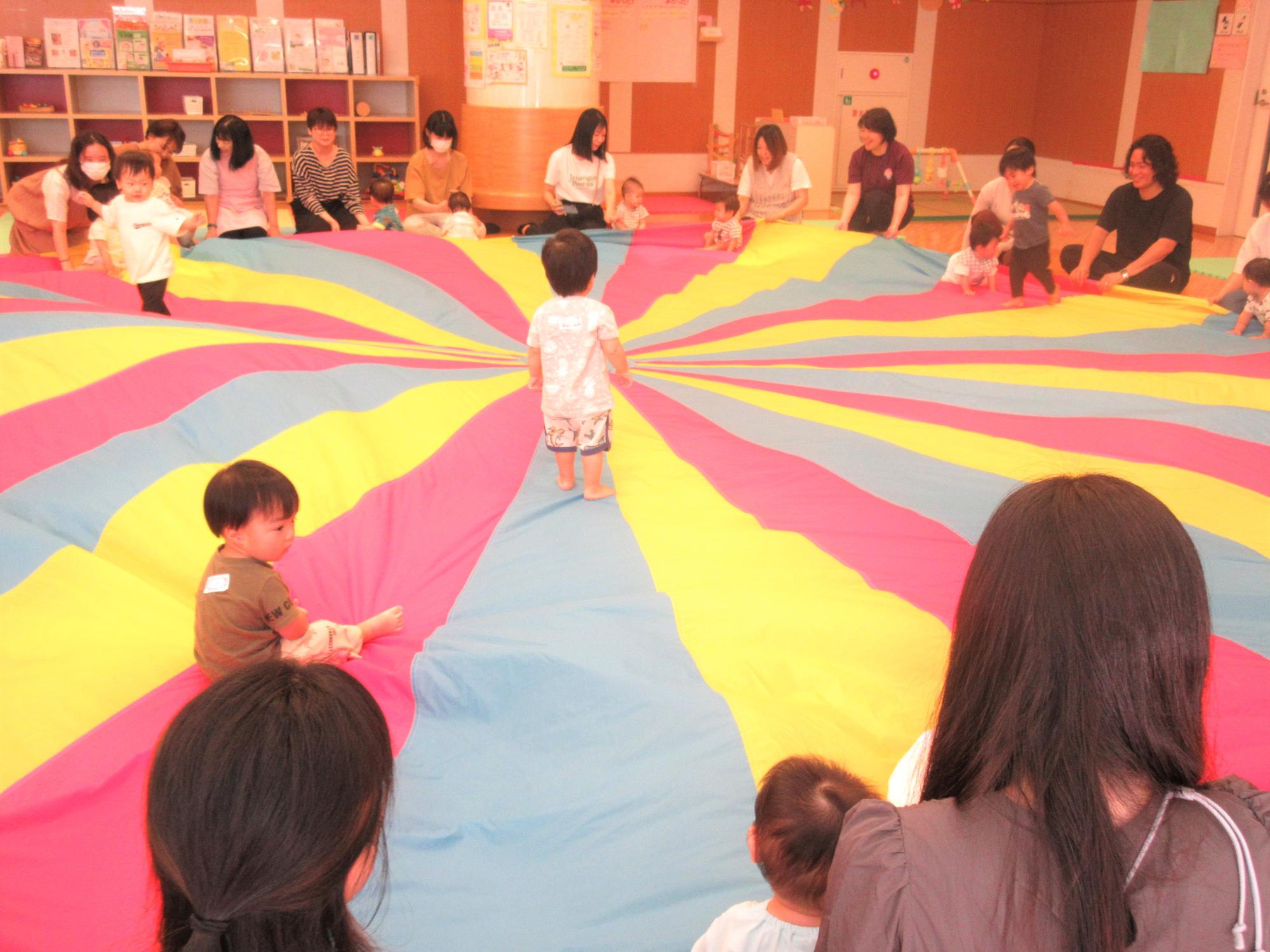 大きなバルーンに興味津々の子供たちが、バルーンの上を歩いたり、座ったり…それぞれに楽しんでいる様子