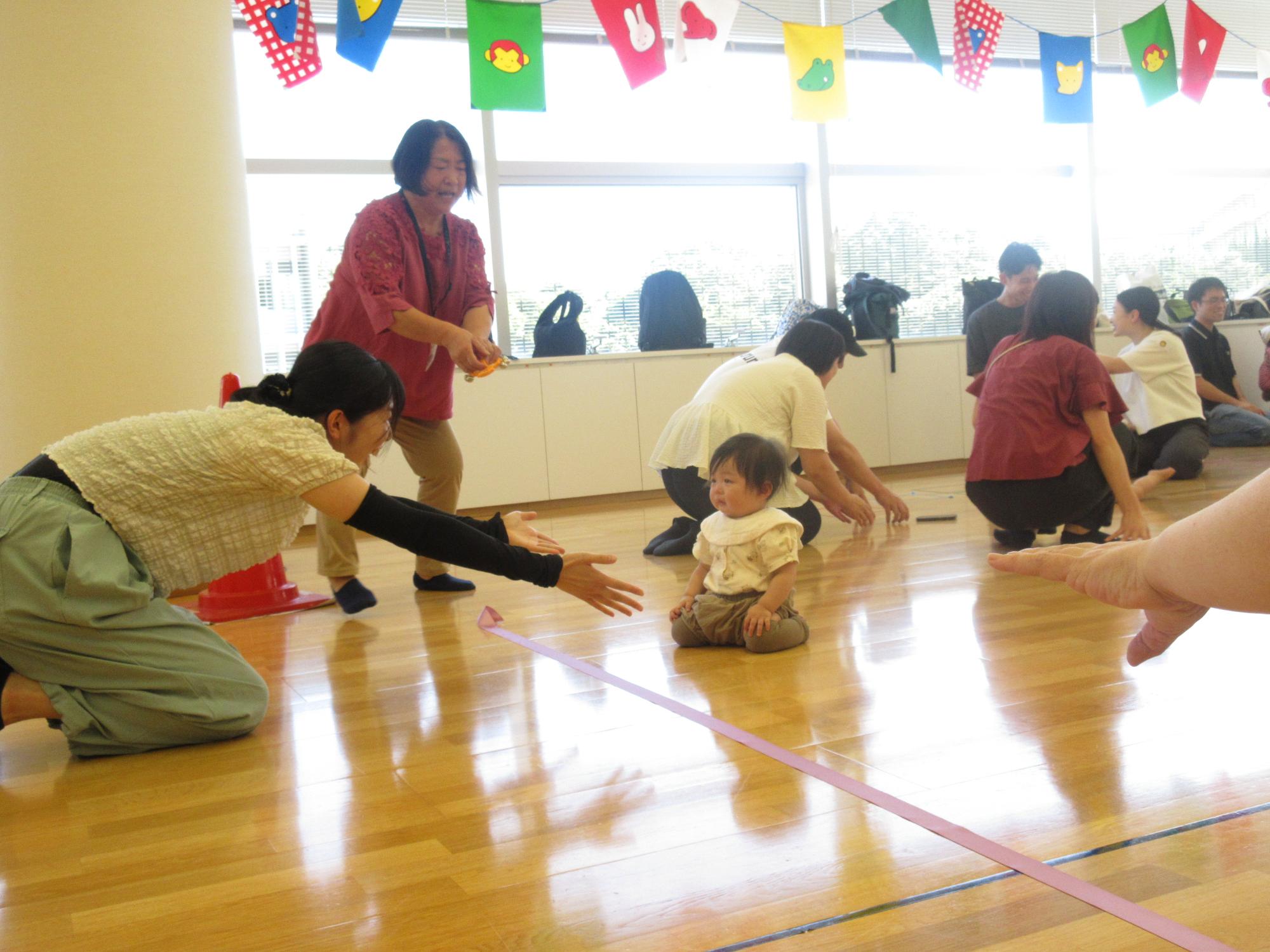 はいはいレースで、ゴールにいるお母さんに向かってはいはいしている様子