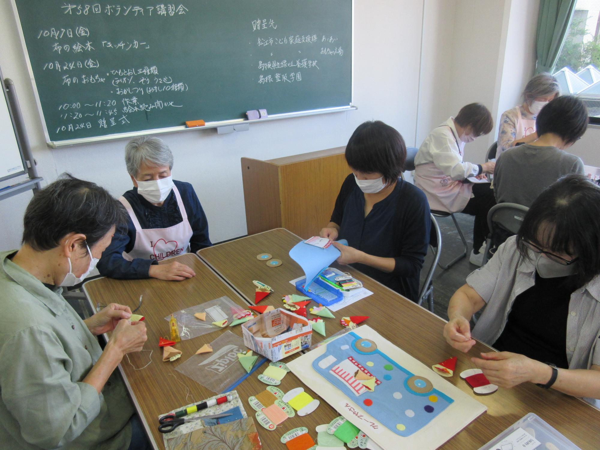 ボランティア講習会で布のおもちゃを作る参加者