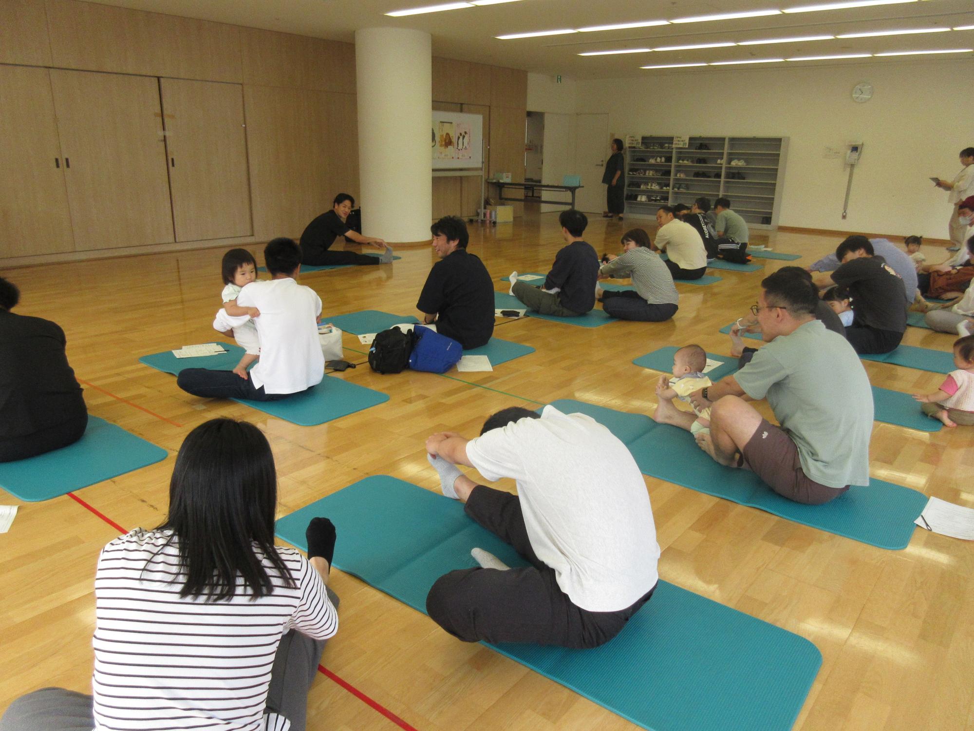 お父さんと一緒に遊ぼうのストレッチの様子