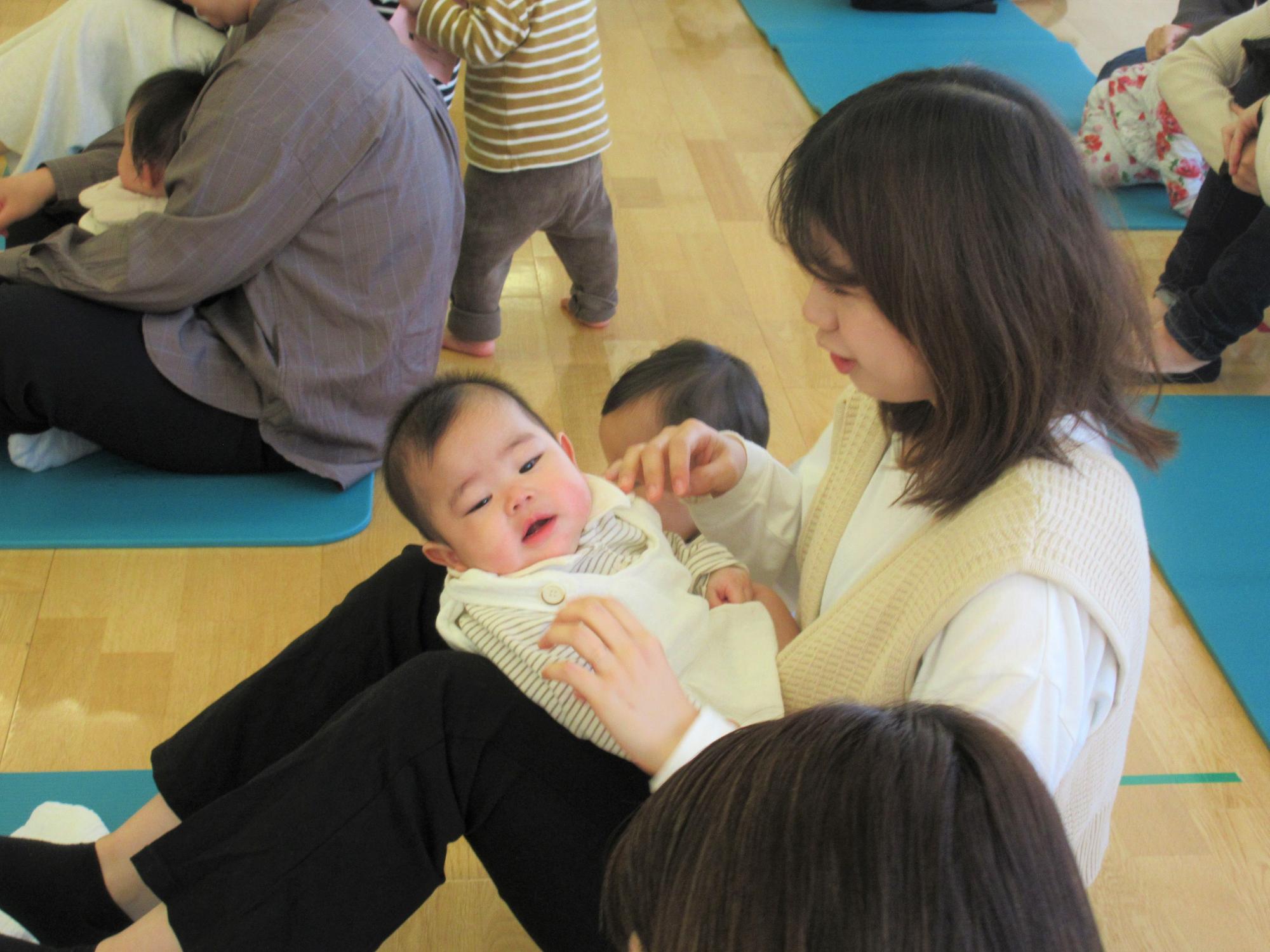 親子でふれあいながら、絵本の世界を楽しんでいる様子