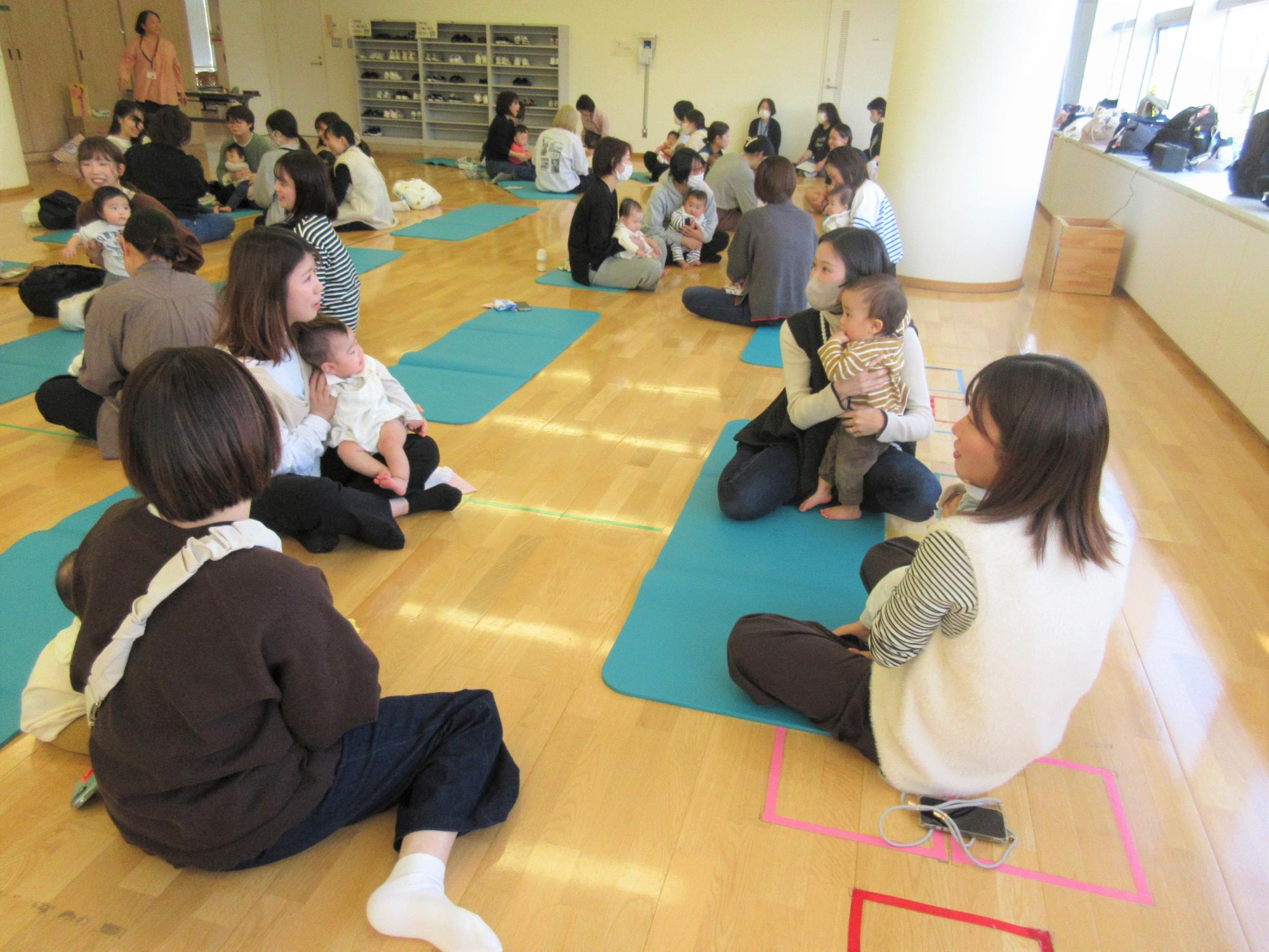 ここ、父母に似てるかも？をテーマにおしゃべり会を楽しんでいる様子