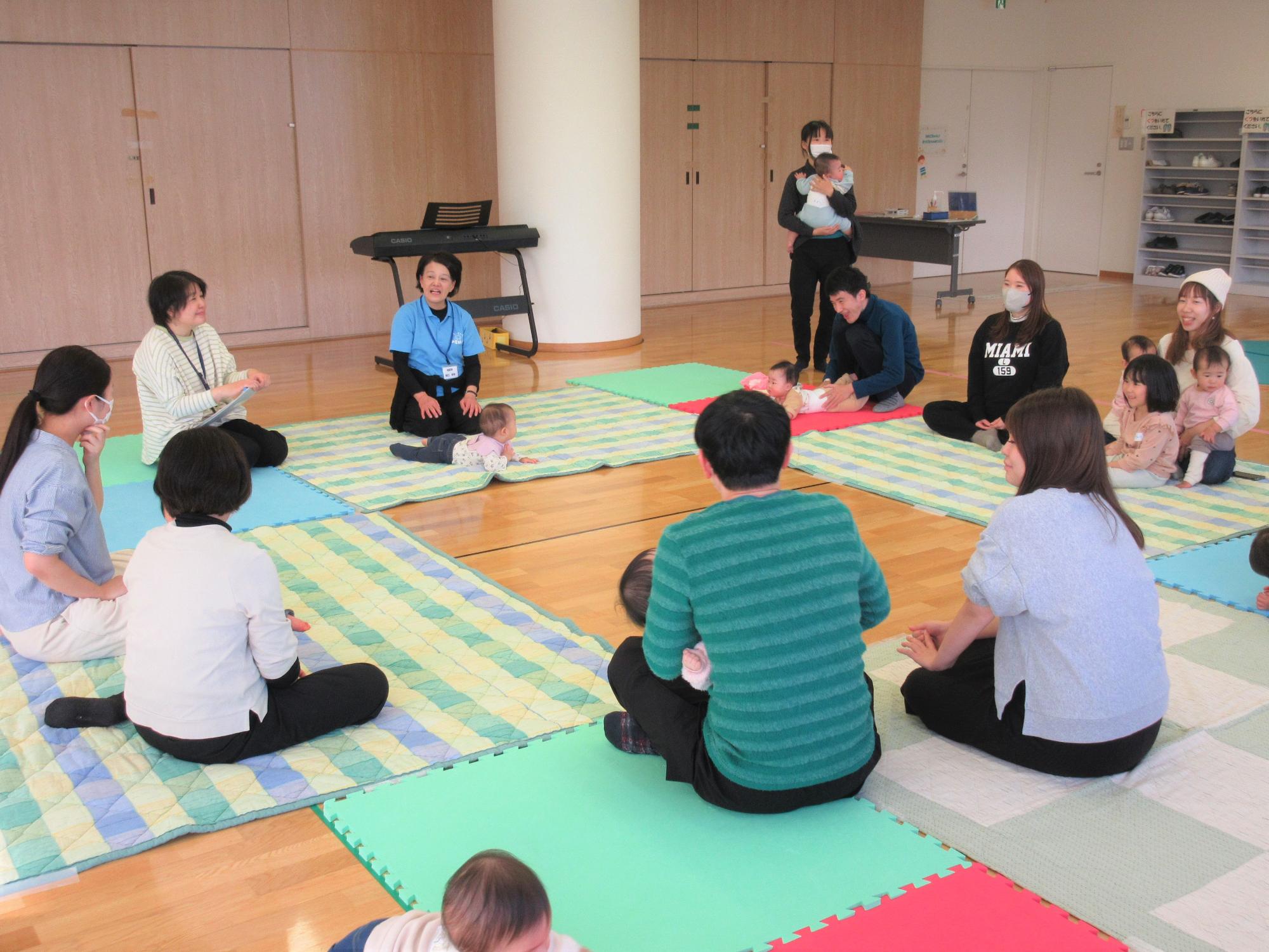 助産師さんを交えておしゃべりを楽しんでいる様子