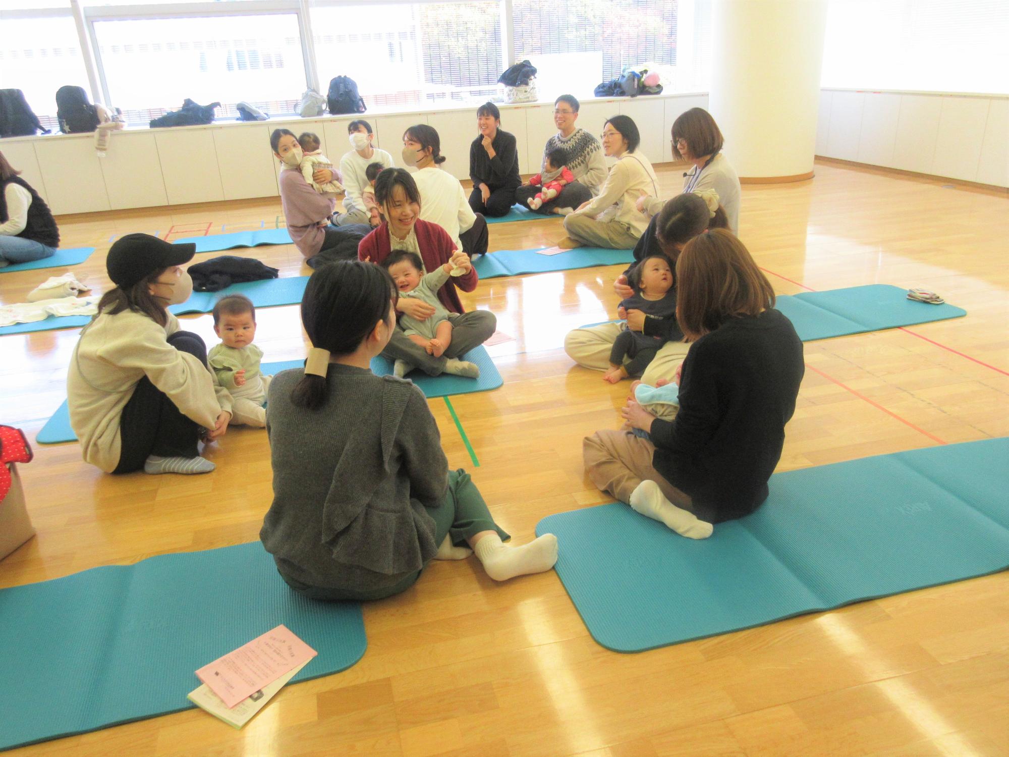 4～5人のグループに分かれて「ここ、母父に似てるかも？」のテーマにフリートークを楽しんでいる様子