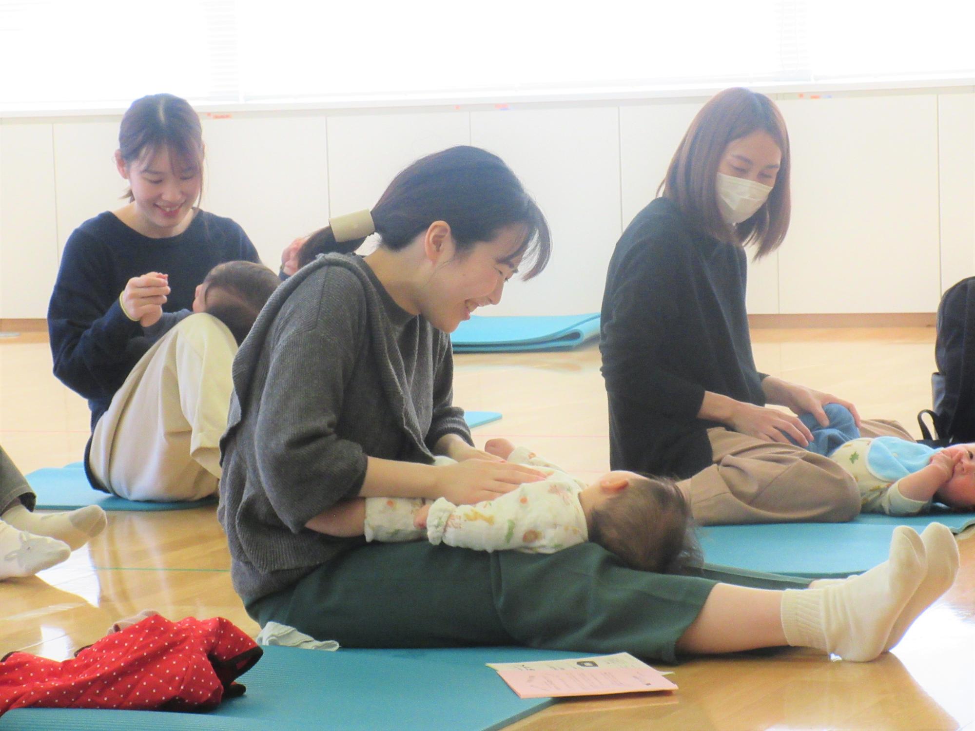童歌に合わせて、母親に触れてもらって、うれしそうなこどもとお母さんとの写真