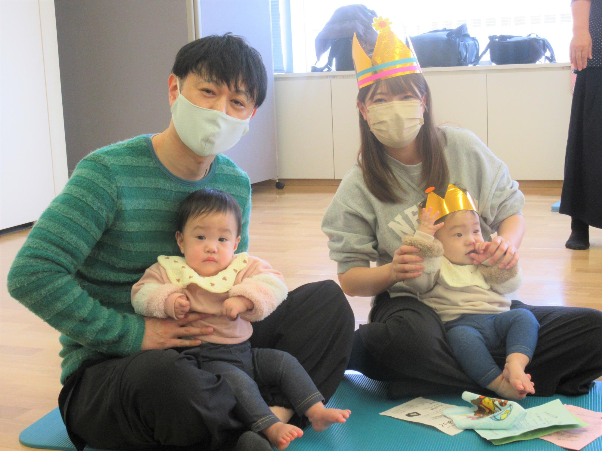 今月で卒業されるおとうさんお母さんとふたごちゃんの写真