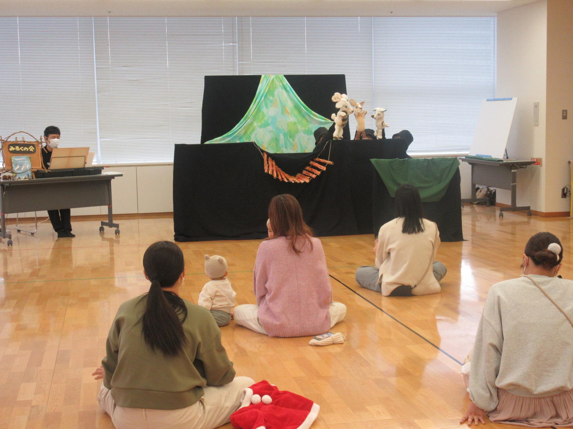 親子で人形劇を見る様子