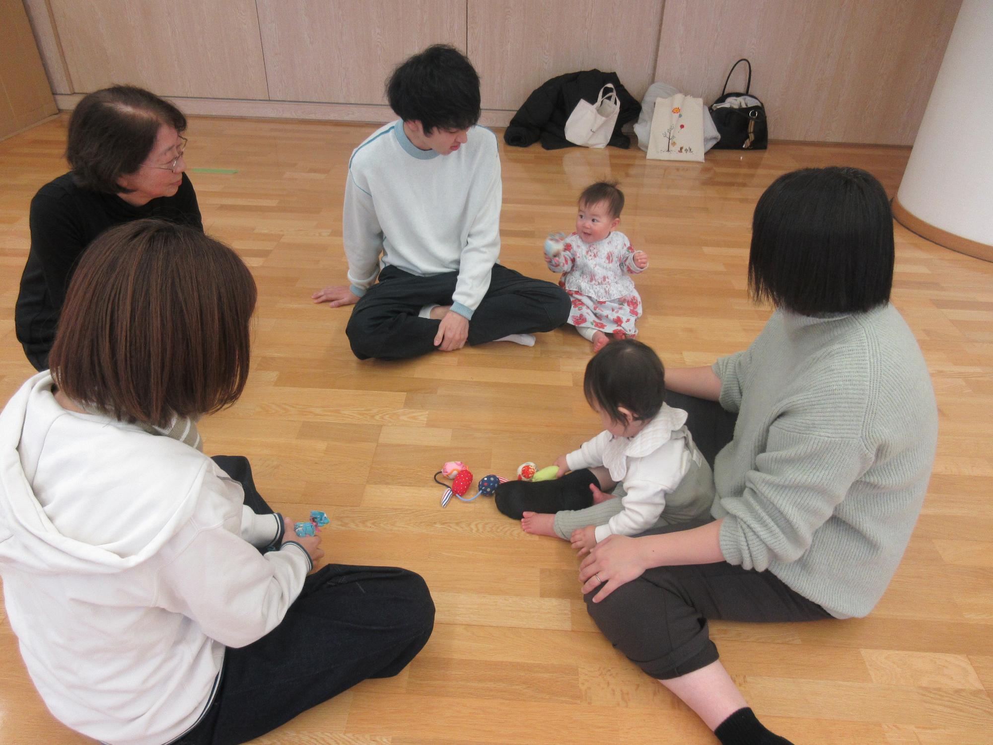 子育てについておしゃべりをする参加者