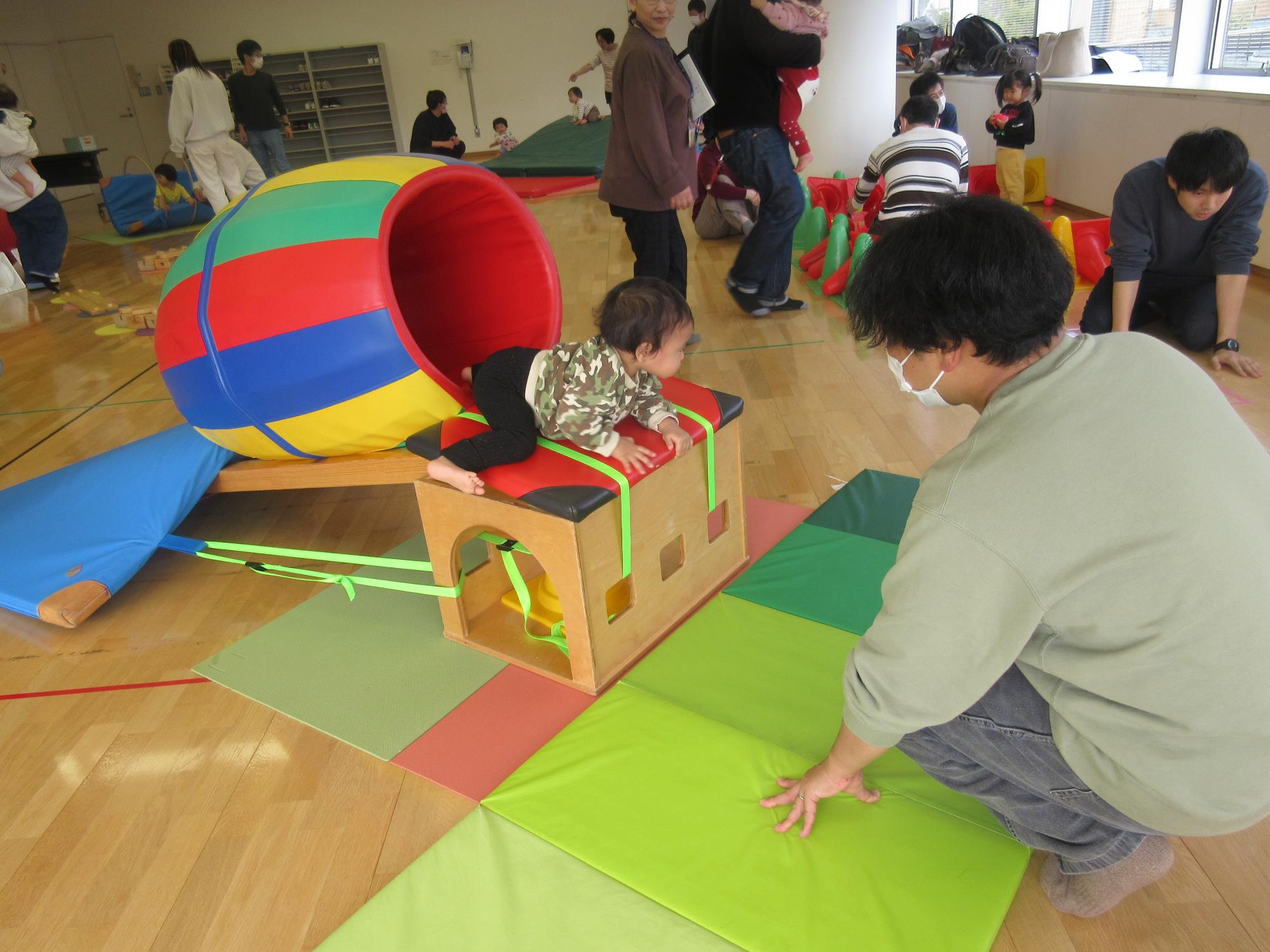 お父さんと一緒に遊ぶこども