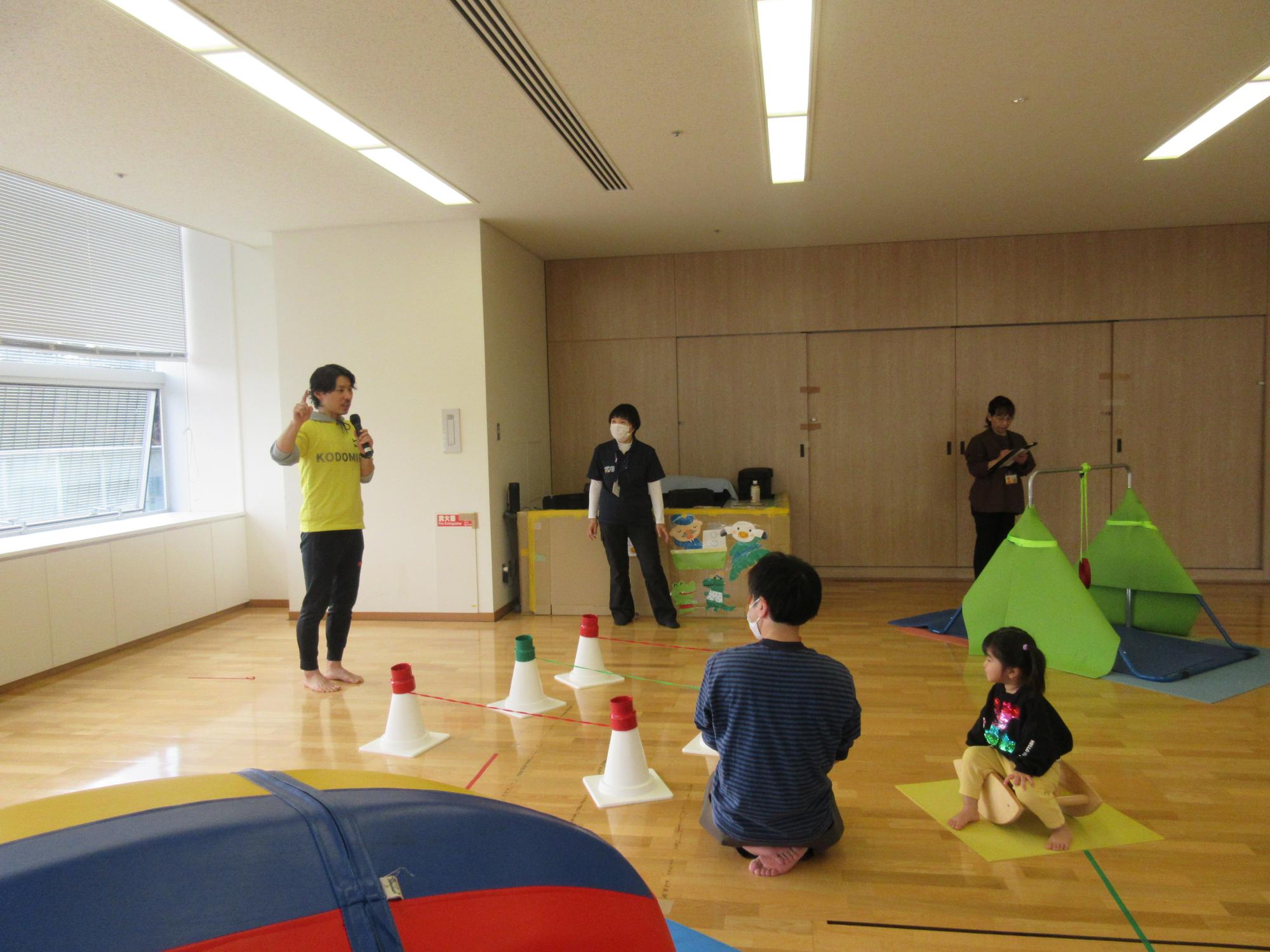 家事と育児の両立について話す講師