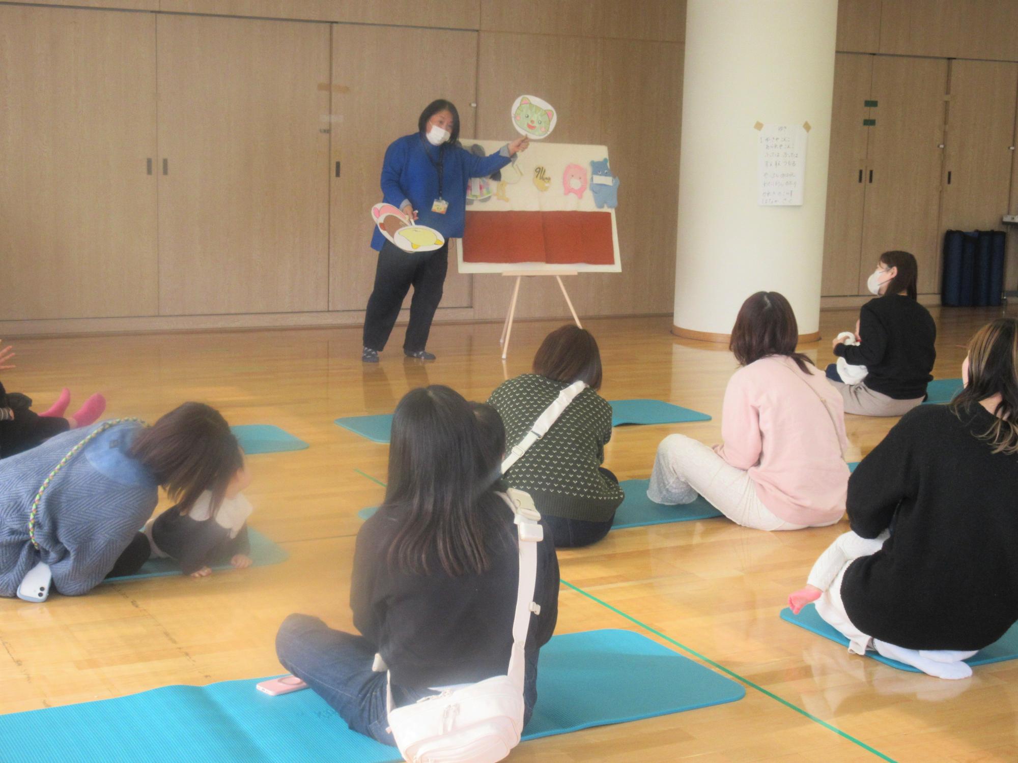 「こんこんクシャン」のパネルシアターを親子で楽しんでいる様子