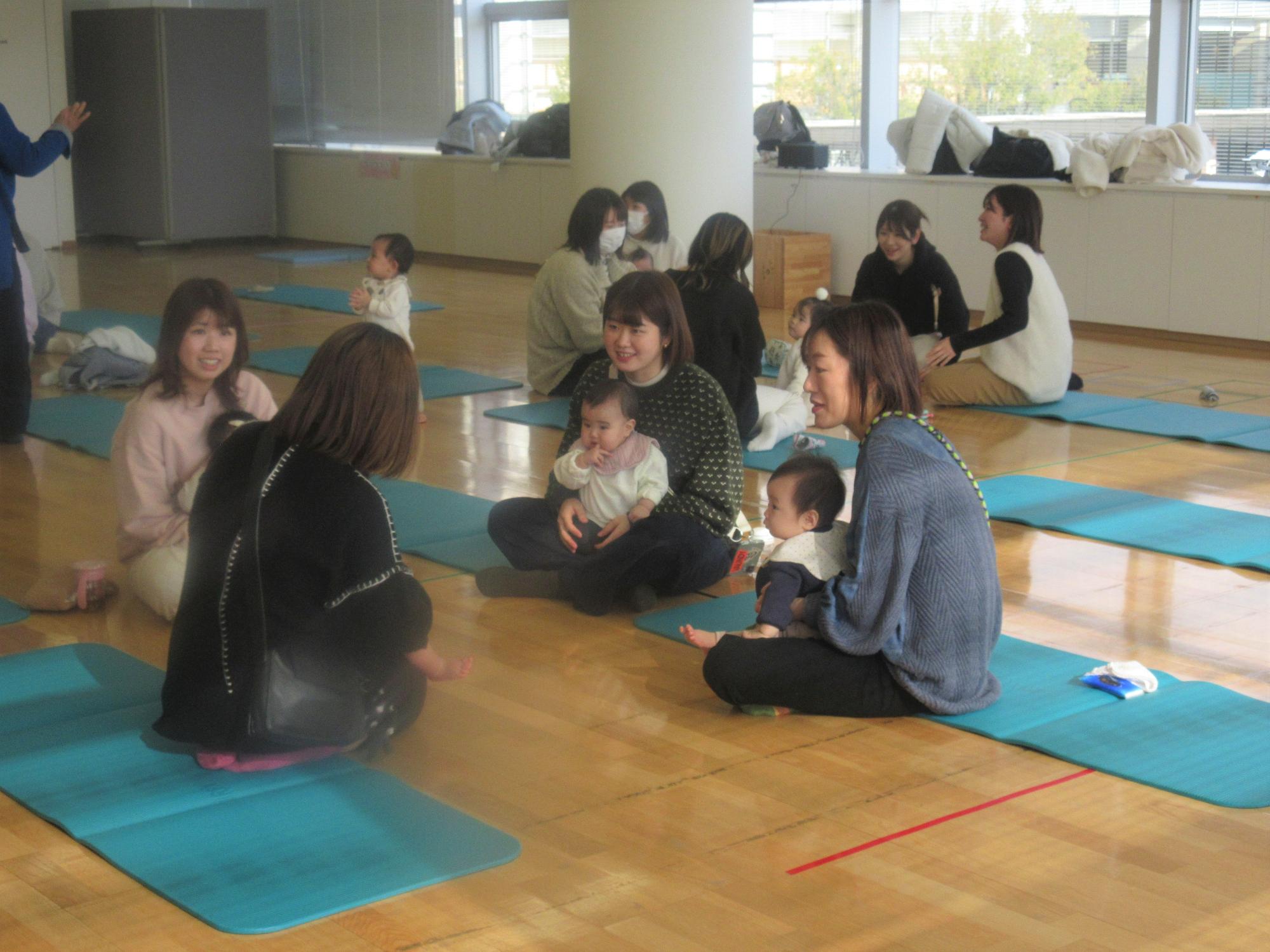 「子育てに役立ったアイテム＆おすすめグッズ」をテーマに、おしゃべりを楽しんでいる様子。