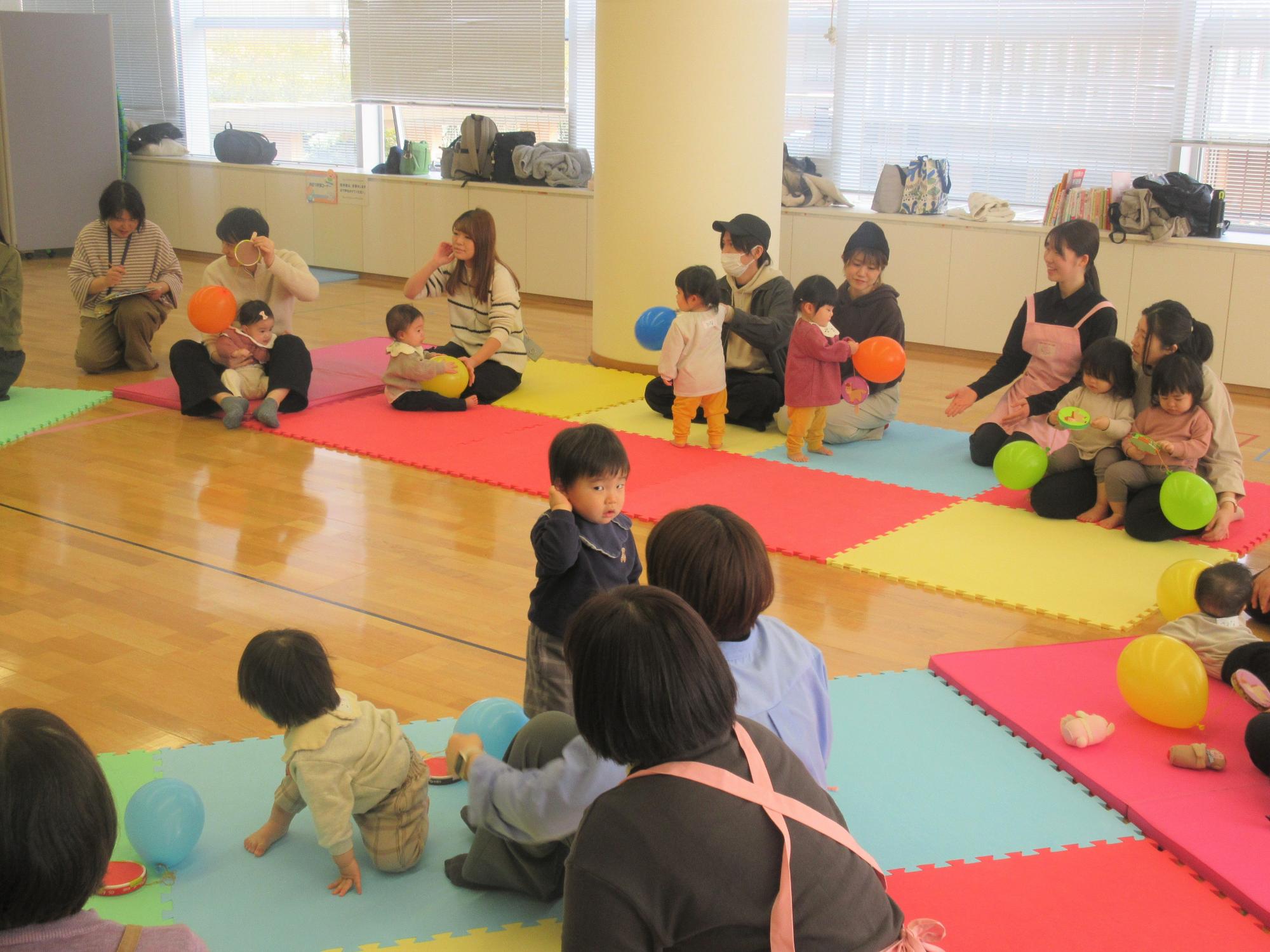 ふたごちゃんの子育てで困っていること、楽しいことなど、おしゃべりが盛り上がっている様子