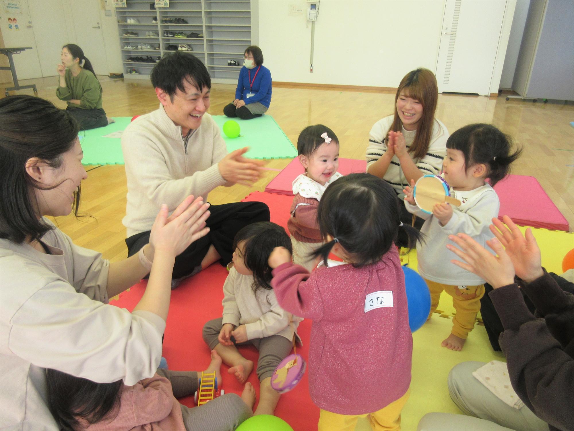 親子でふうせん羽子板を作って、遊んでいる様子