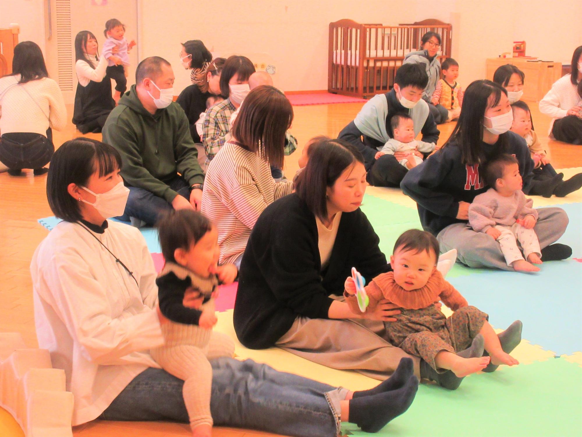 親子で動物がでてくるふれあいあそびを楽しんでいる様子・