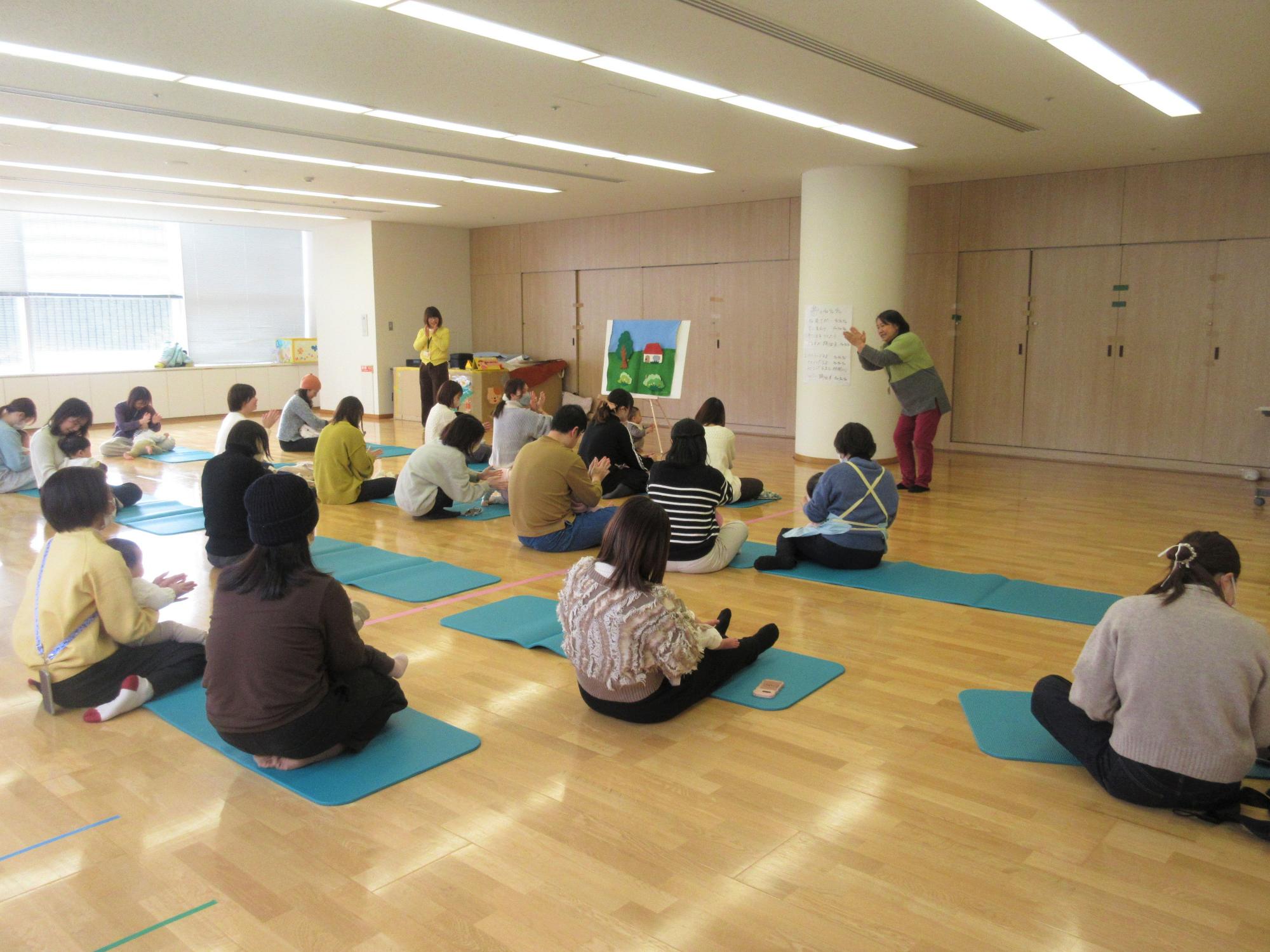 ゆきだるまのチャチャチャにあわせて、パチパチと手をたたいているかわいい姿