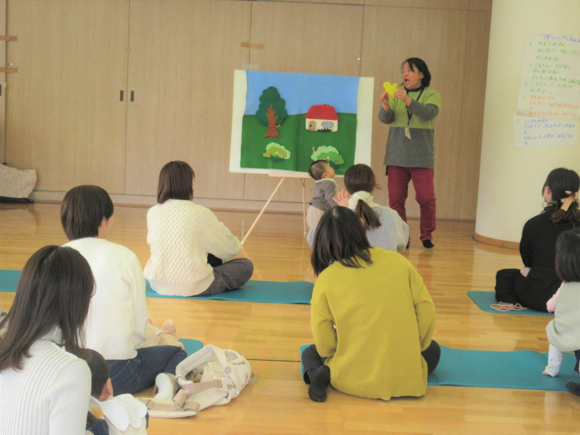 お母さんと雪だるまのチャチャチャや雪の歌を楽しんでいる様子