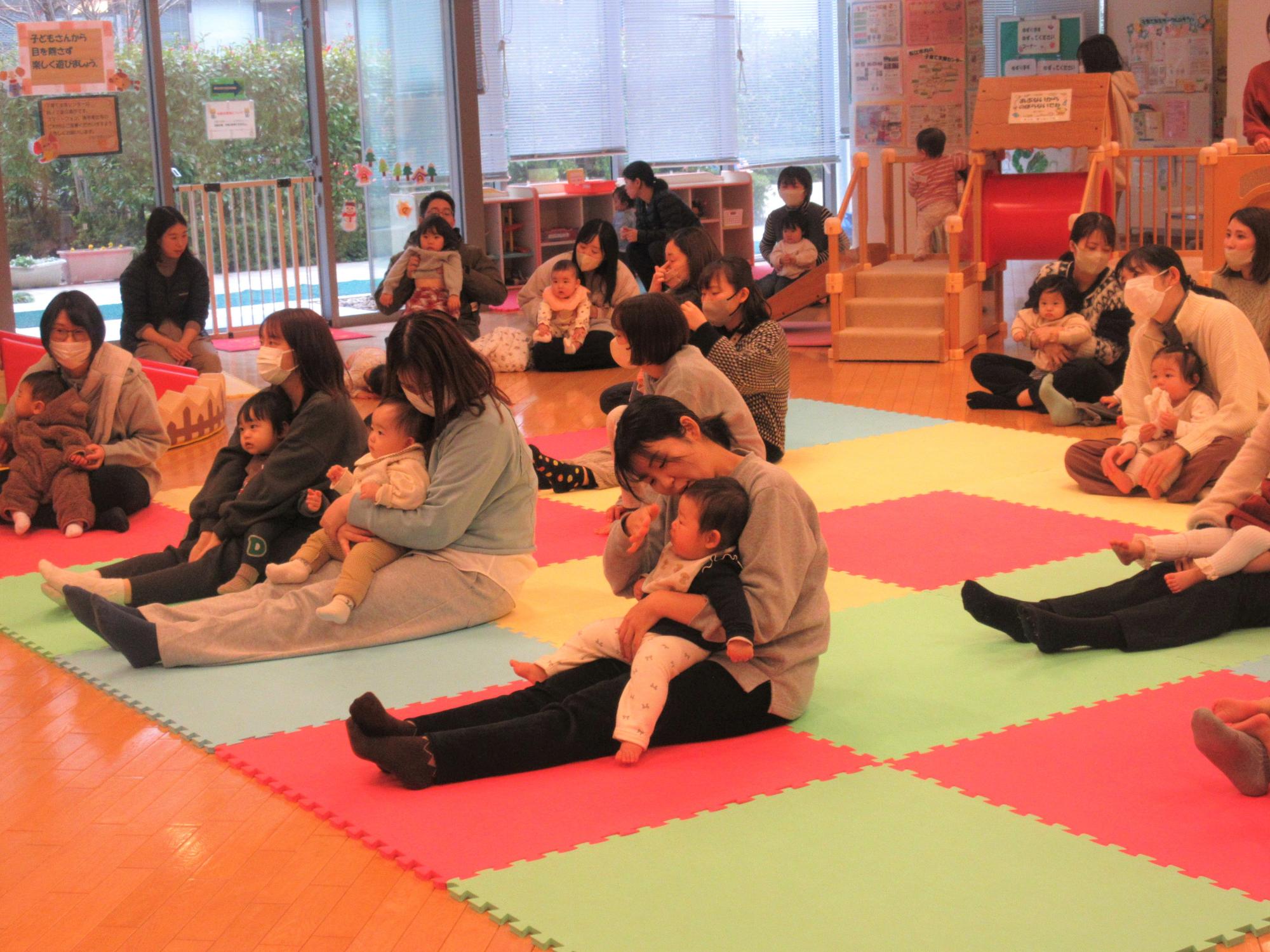 親子で歌に合わせてふれ合っている様子