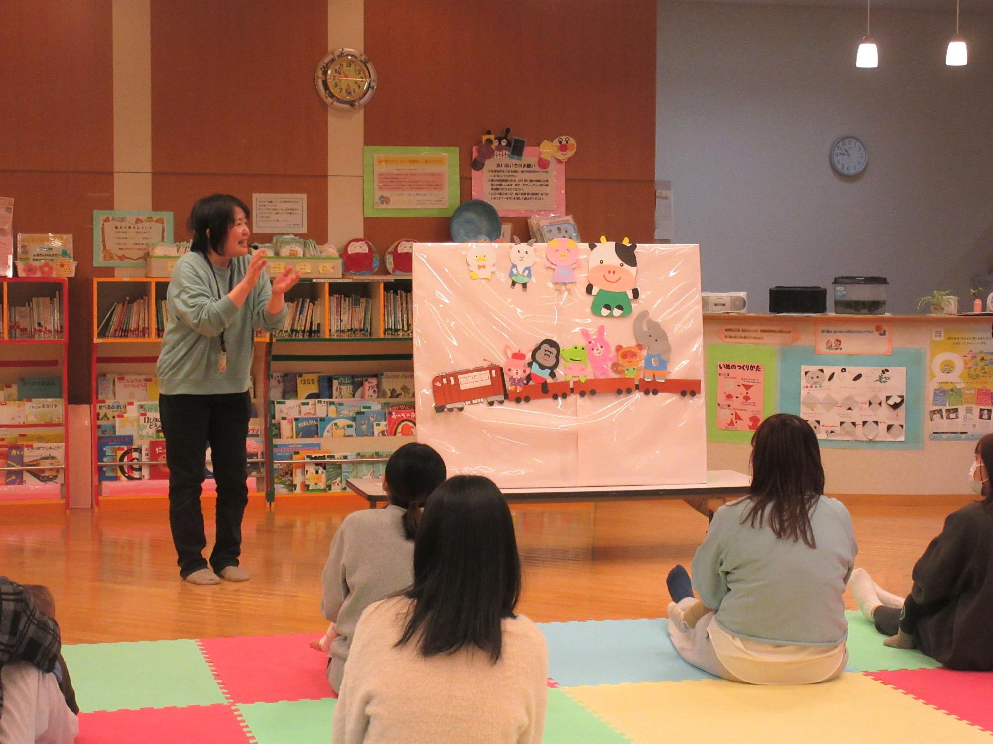 うさぎ、ごりら、わに、うさぎなどの動物が出てきて電車に乗せて行きながら歌ってふれ合っている様子。