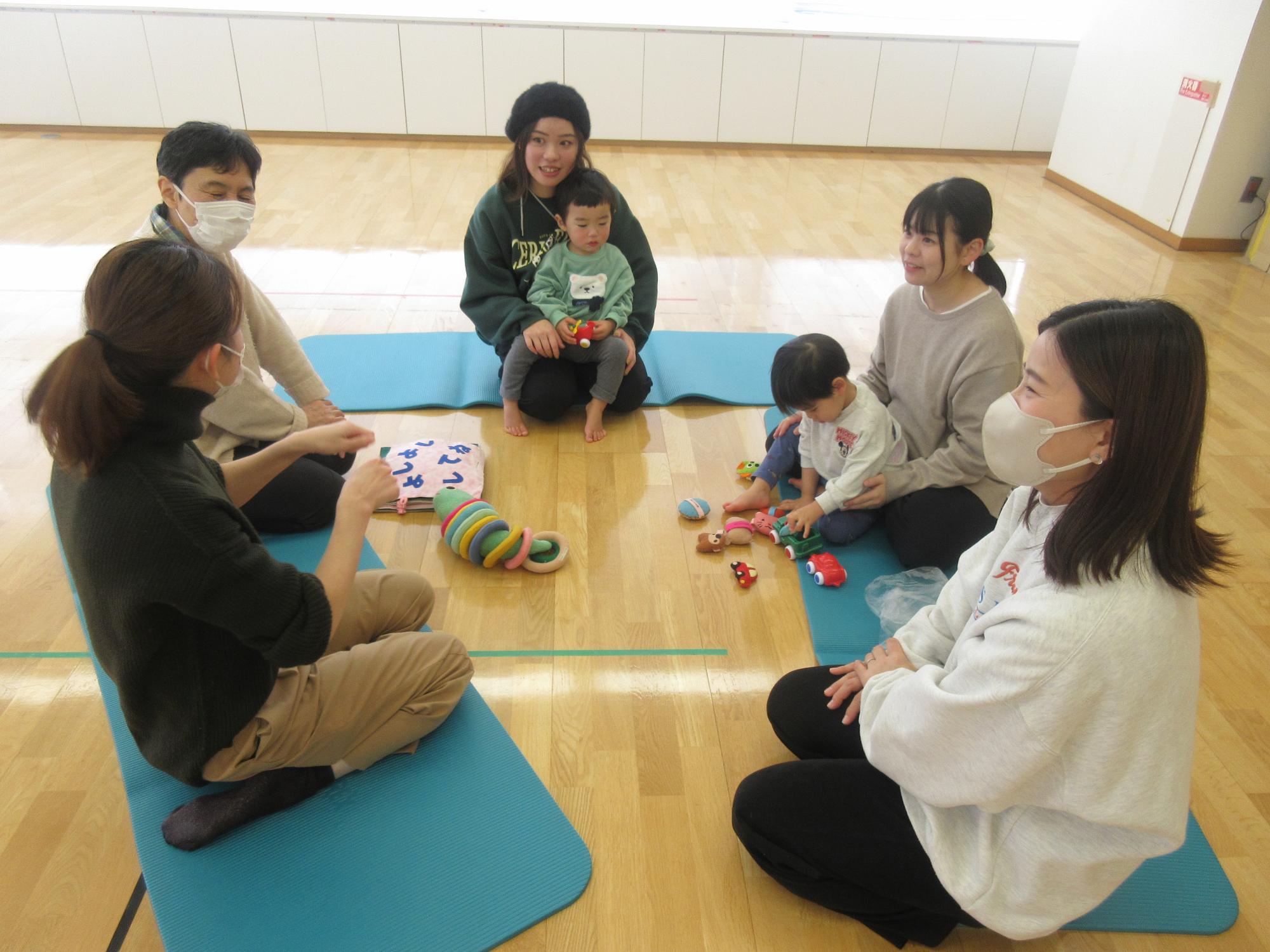 円になって話をする参加者