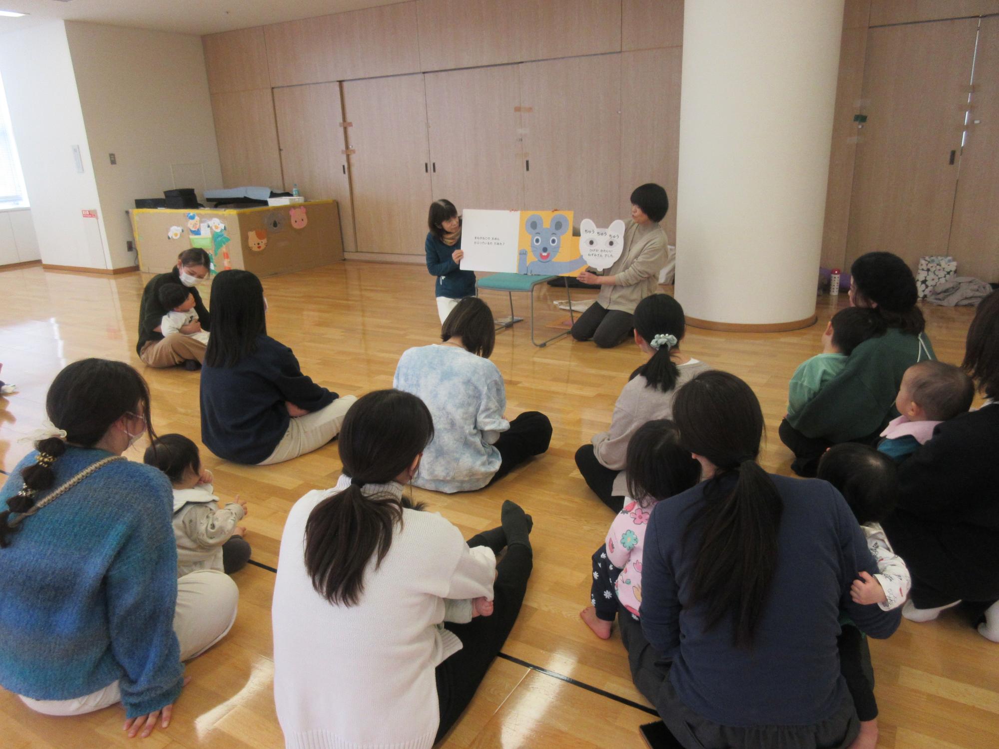 絵本の読み聞かせの様子