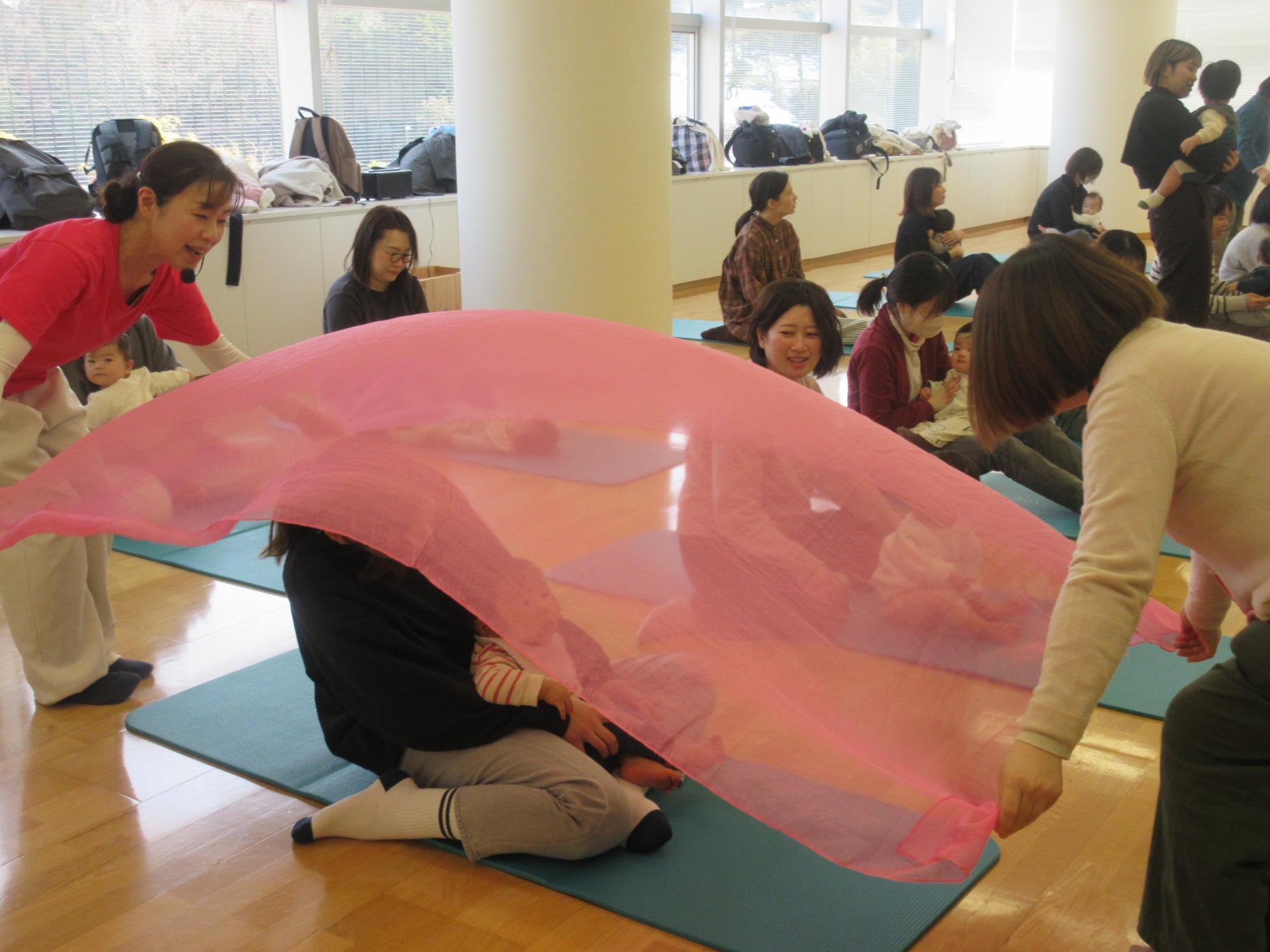 大きなオーガンジー布をふわ～っとかけて楽しんでいる様子