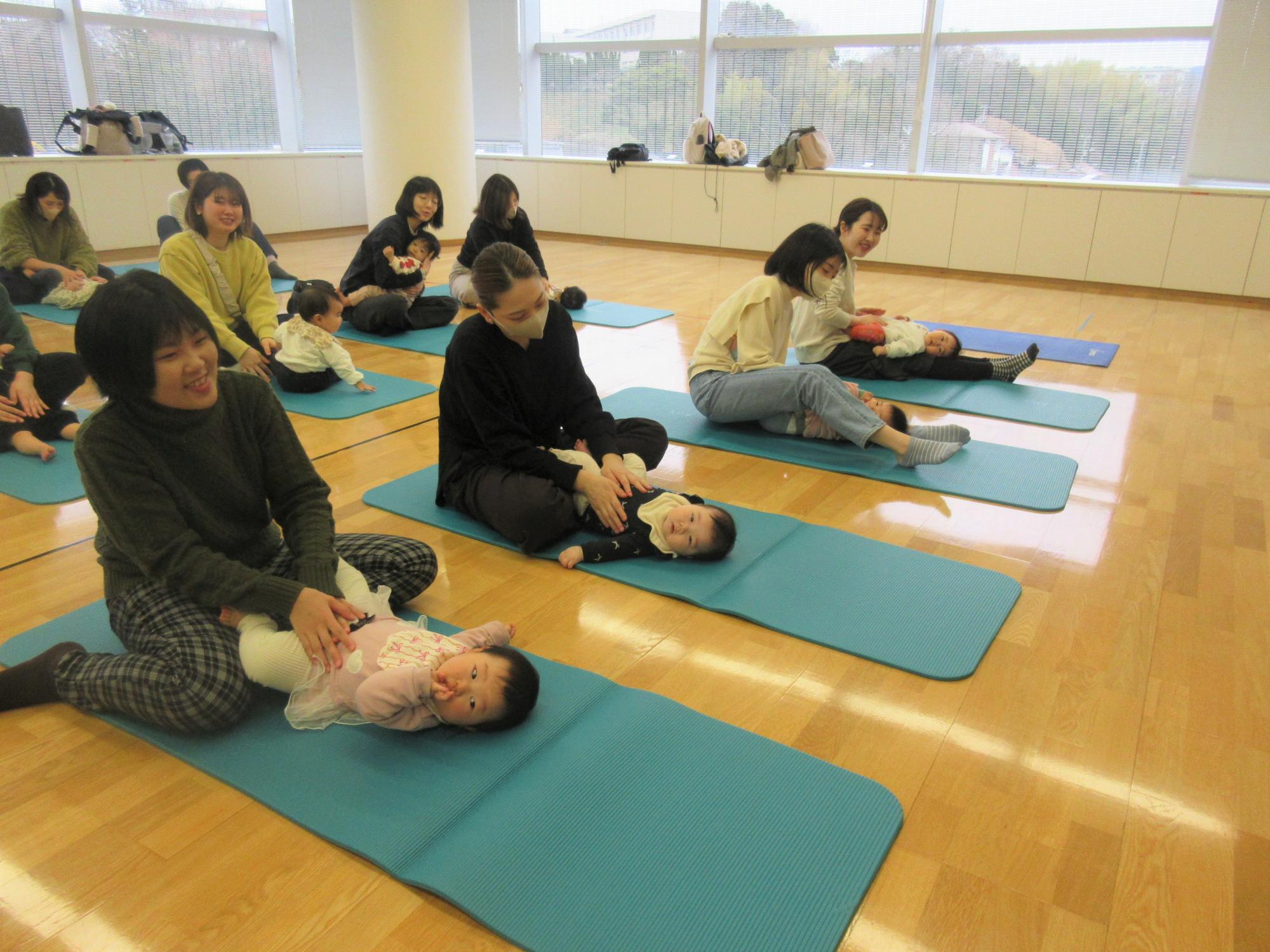 お母さんに優しく触れてもらっている様子