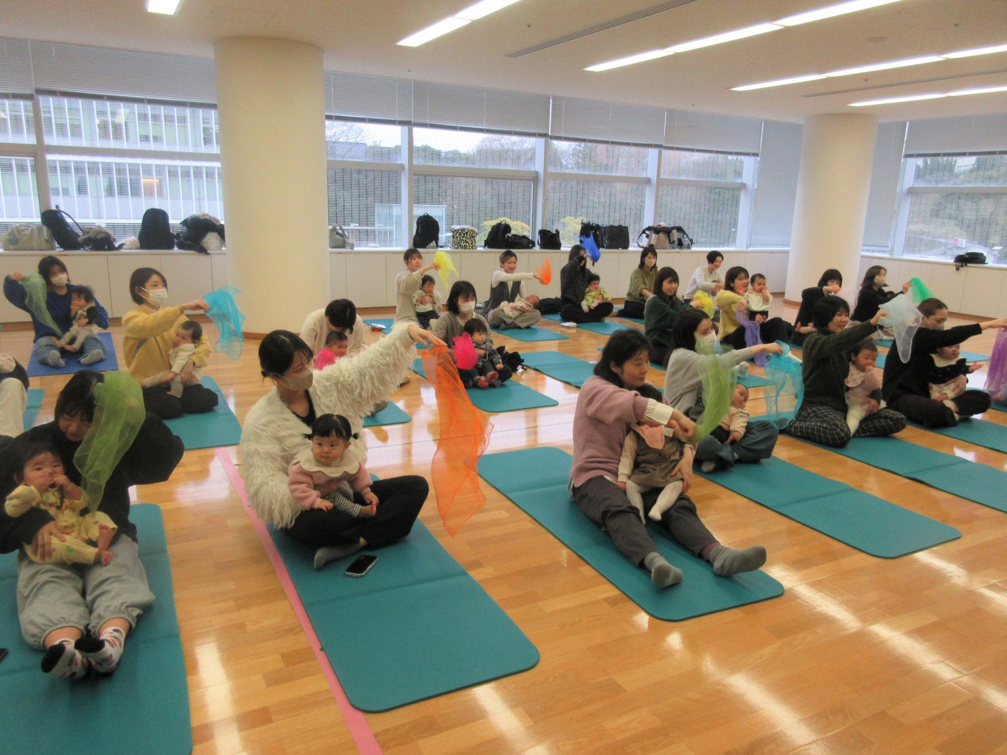 親子でオーガンジーの布を使ってふれ合っている様子