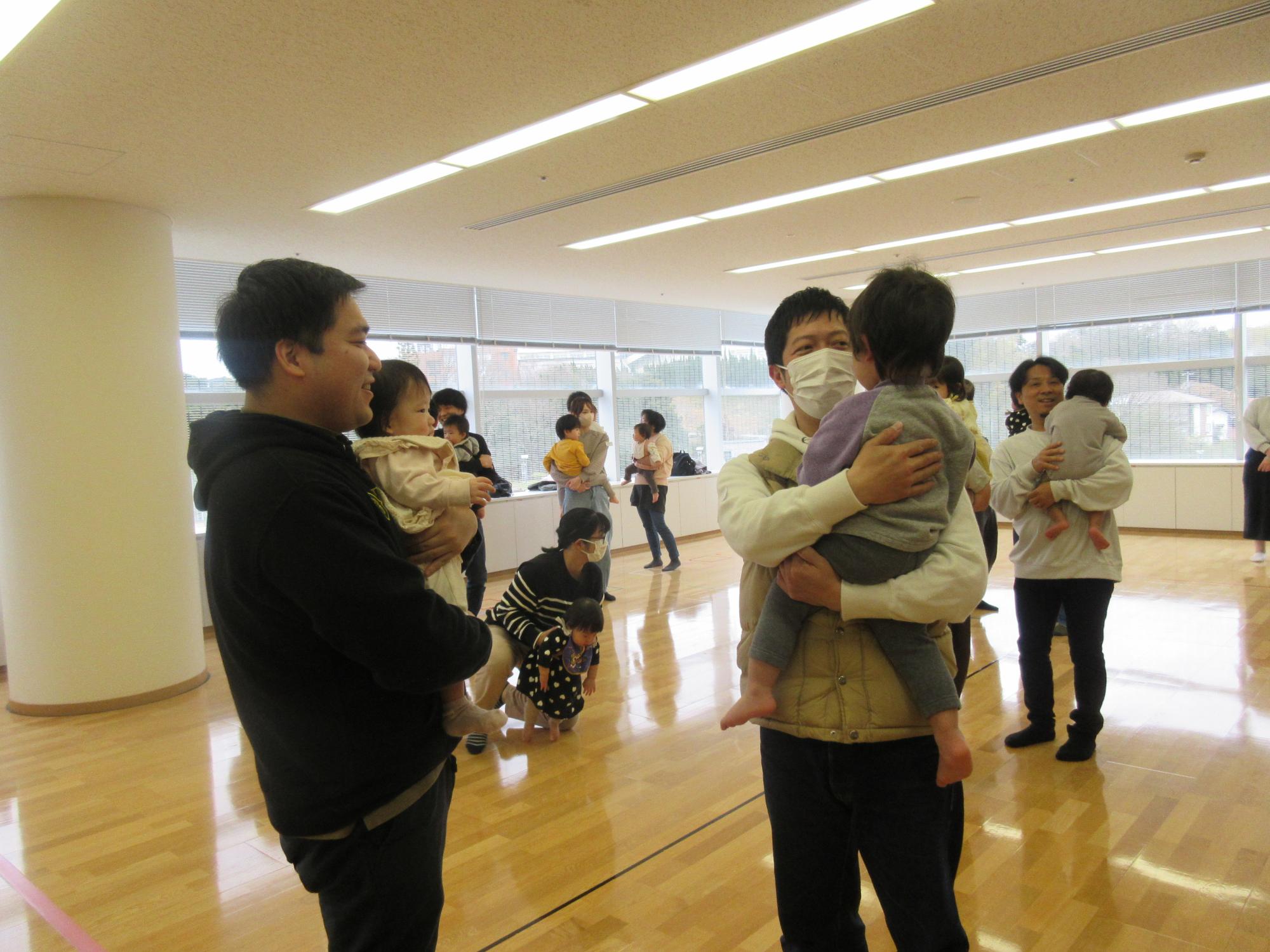 あいさつをするパパとこども