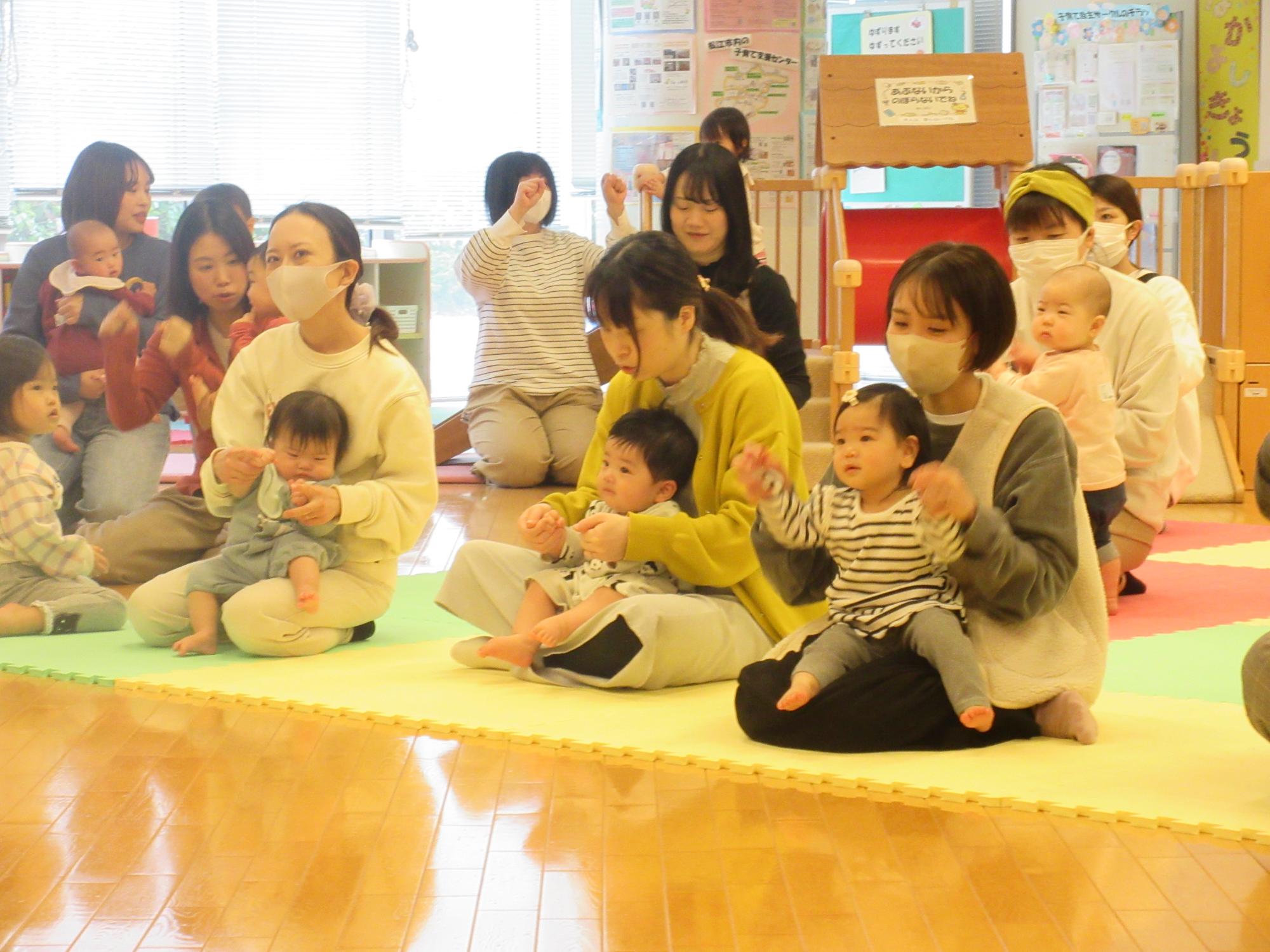 親子でふれあい遊びを楽しんでいる様子