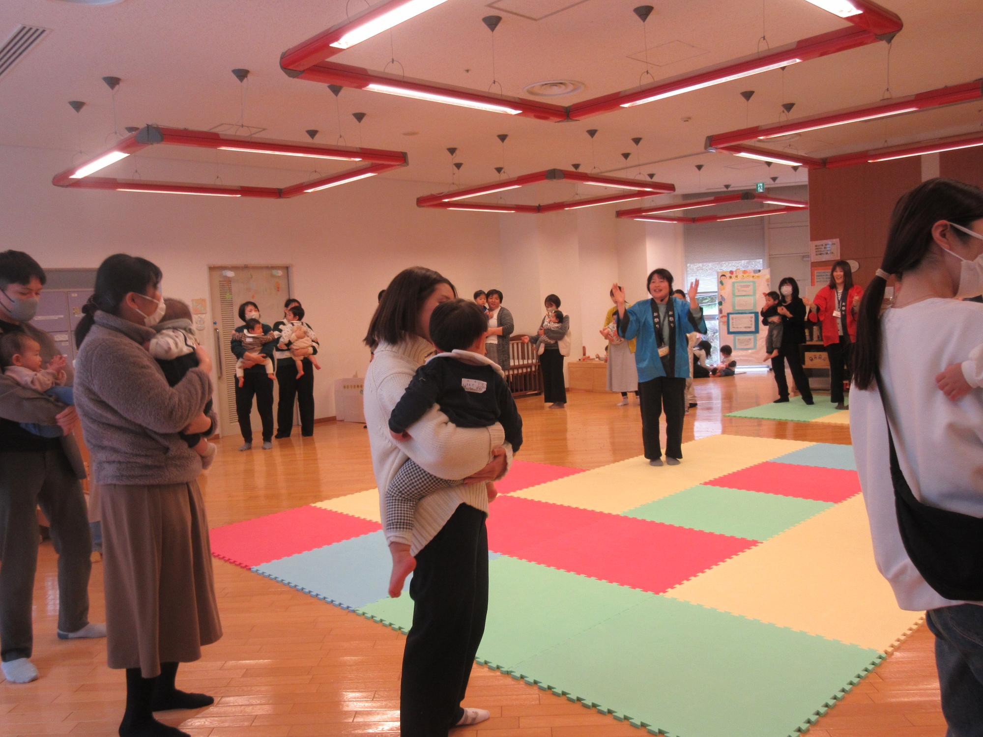みんなで輪になり、ちらしずし音頭を踊っている様子