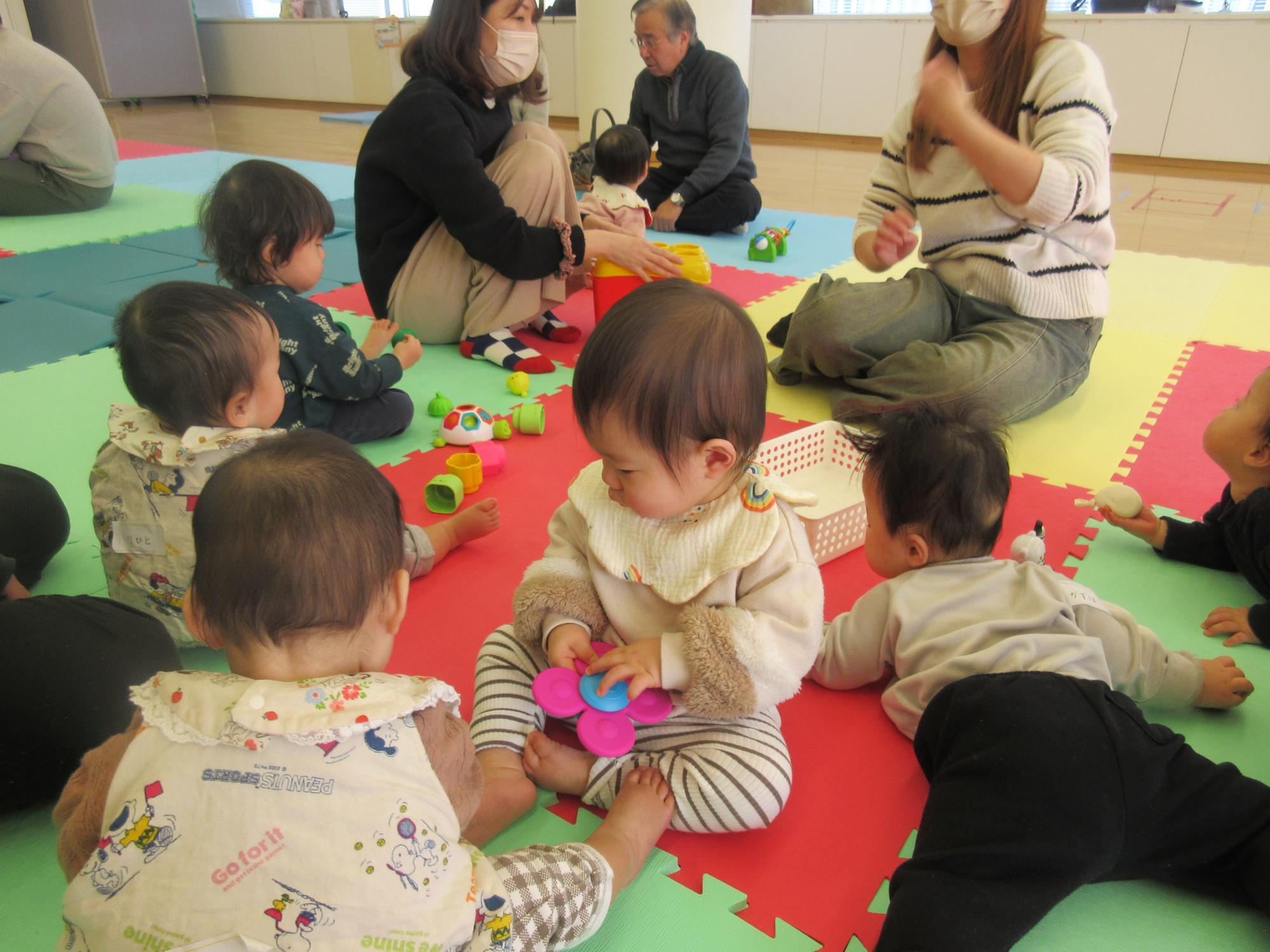 好きなおもちゃを見つけて、遊んでいる様子。