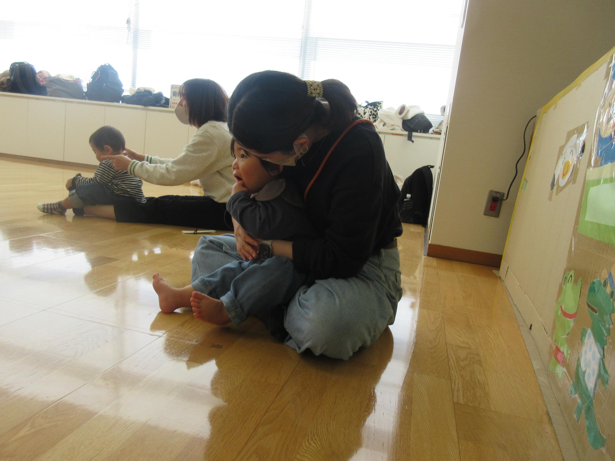 こどもを抱きしめる母親