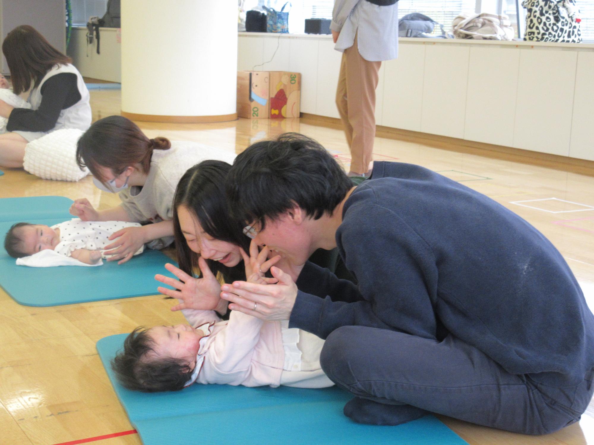 お父さんお母さんに、いないいないばあをしてもらっている様子