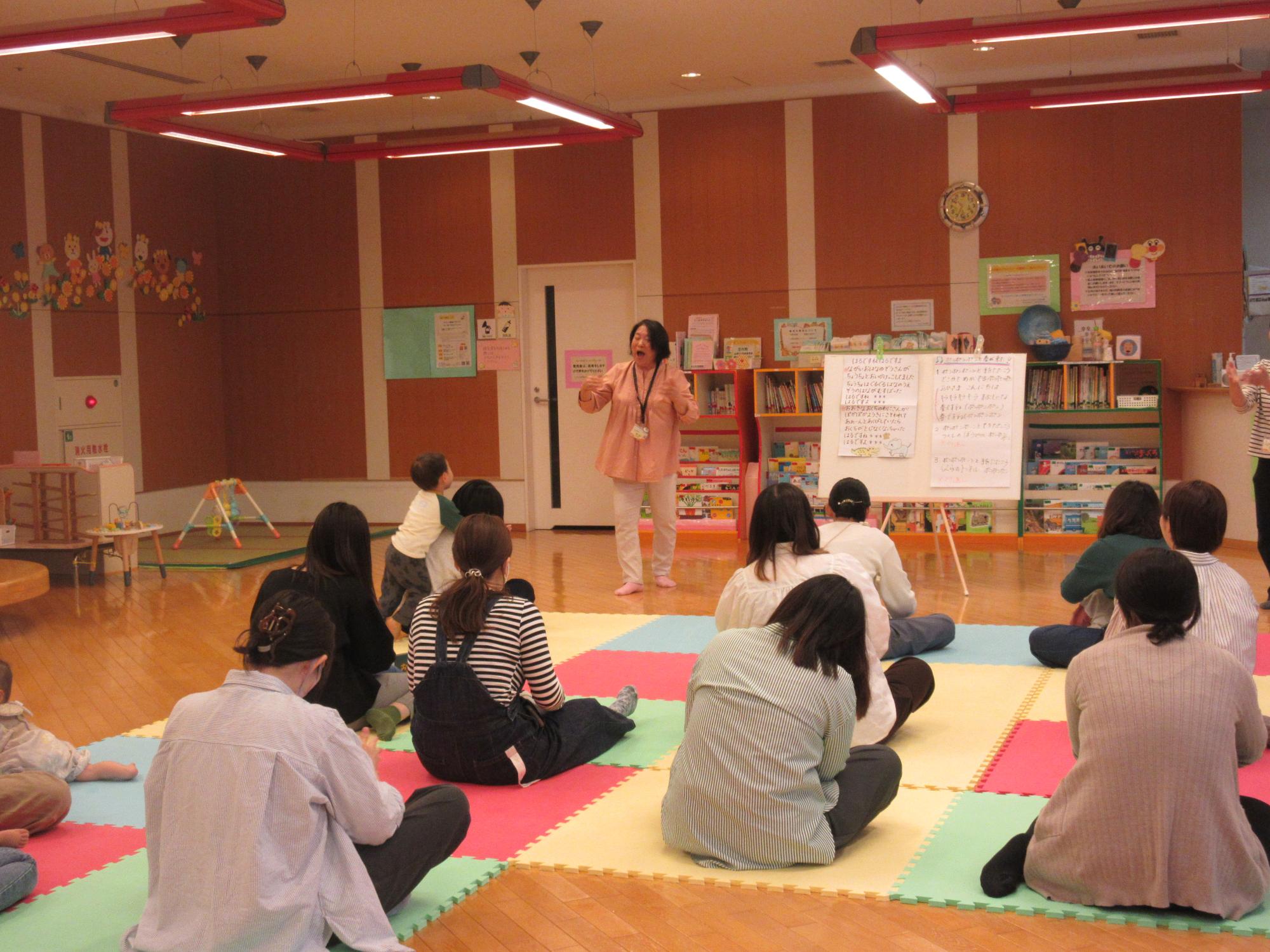 親子でふれあいあそびやなどを楽しんでいる様子