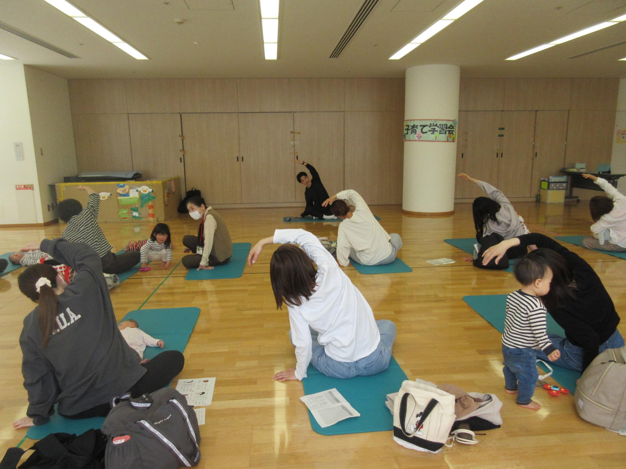 子育て学習会 ピラティスで身体をほぐしている様子