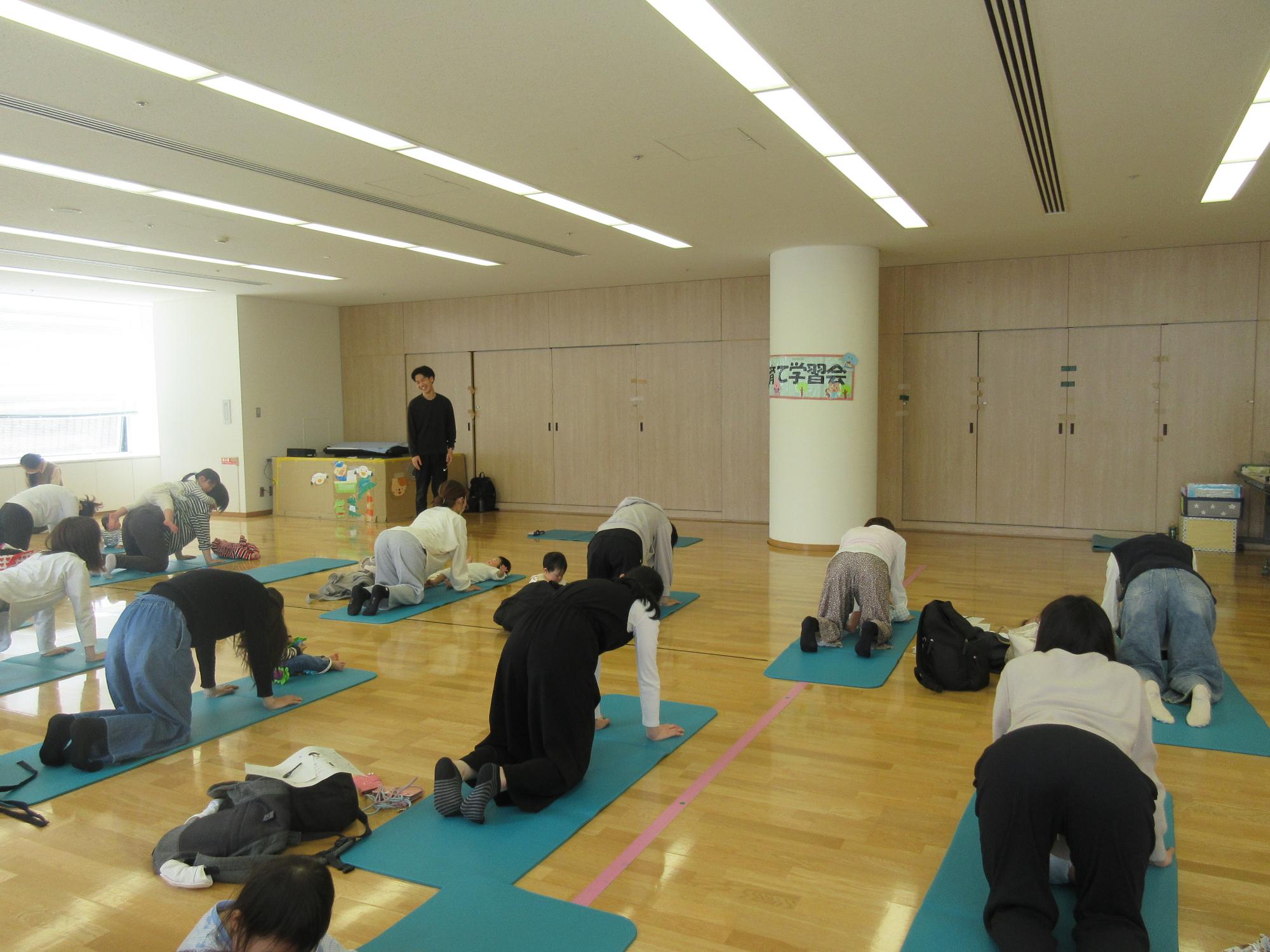 子育て学習会 ピラティスで身体の力を抜いている様子