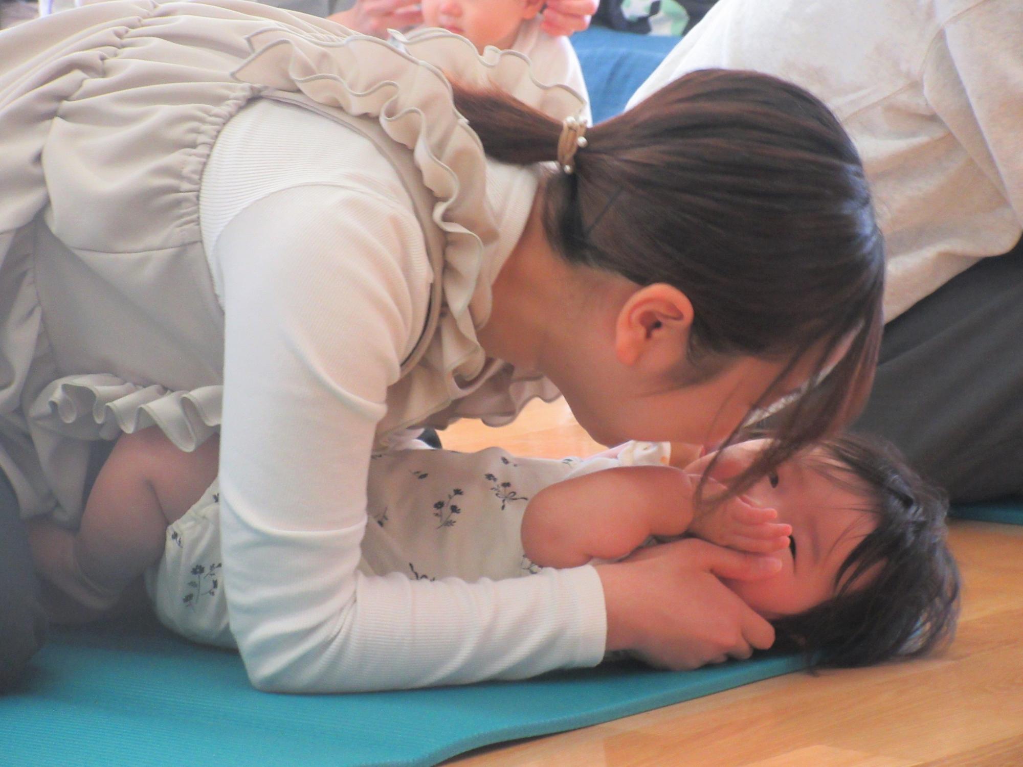 お母さんとふれあって、心地よさそうなお子さんの姿