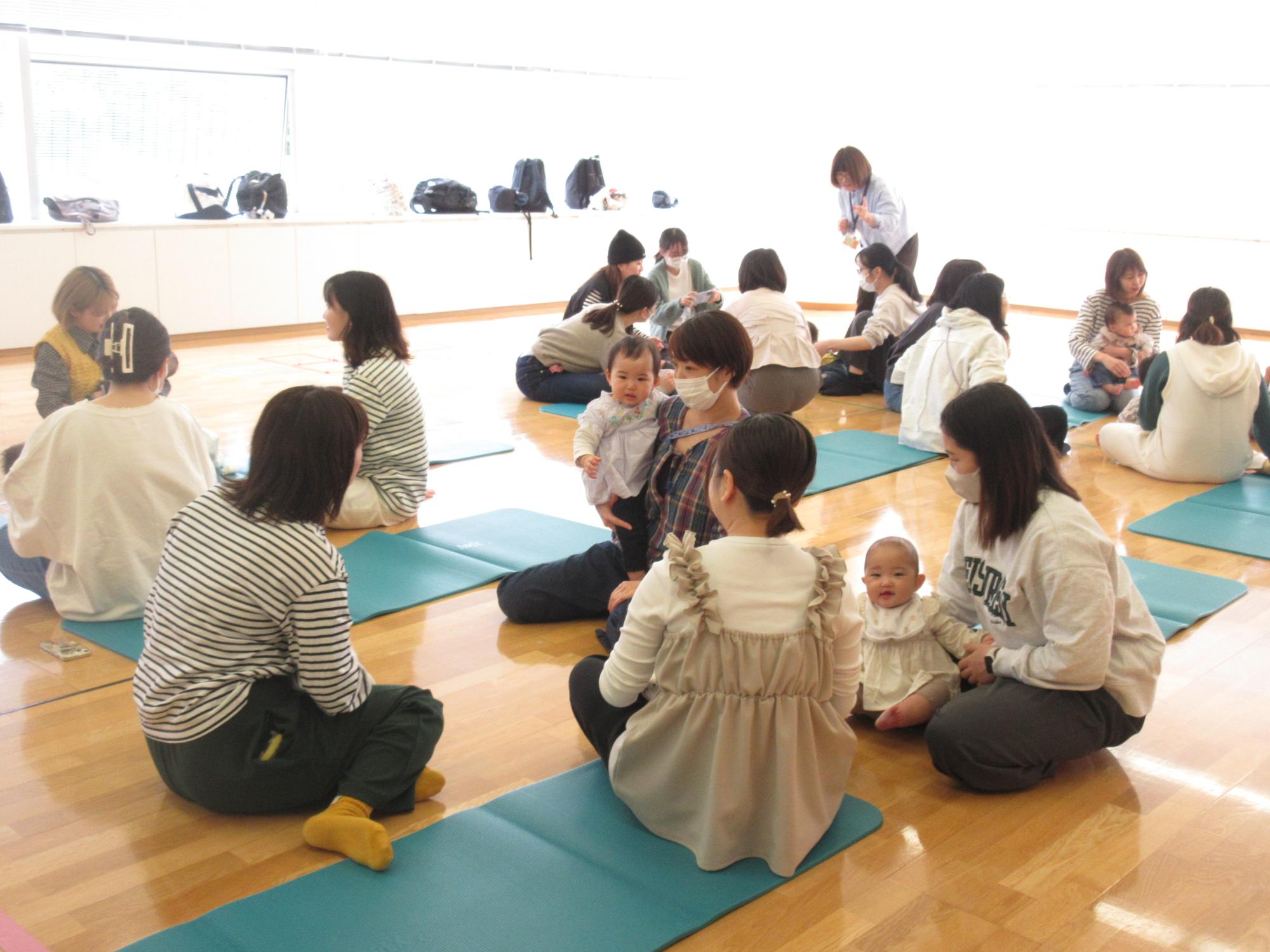 親になってかわったことのテーマについて話している様子