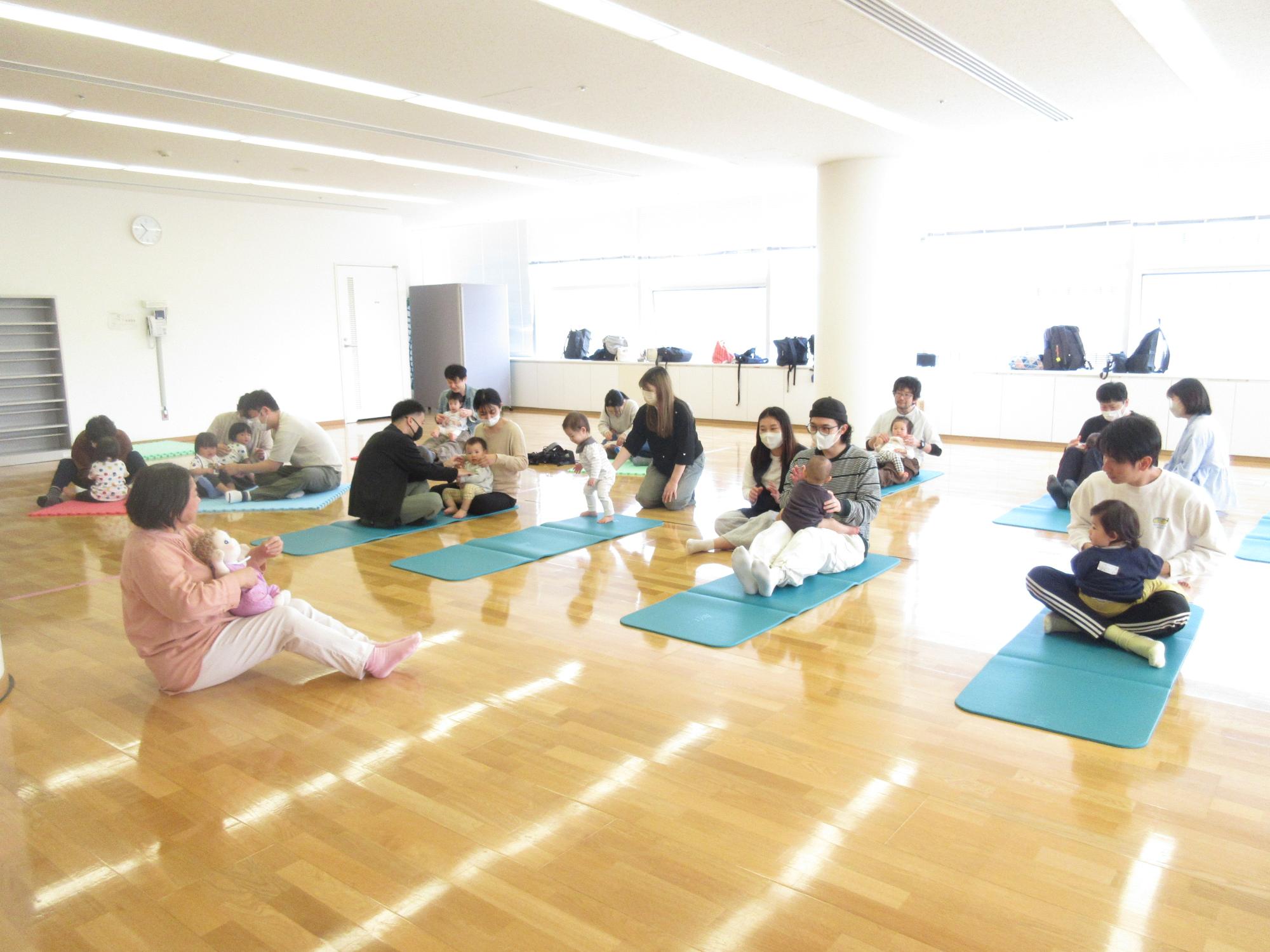 親子でふれあい遊びをしている様子