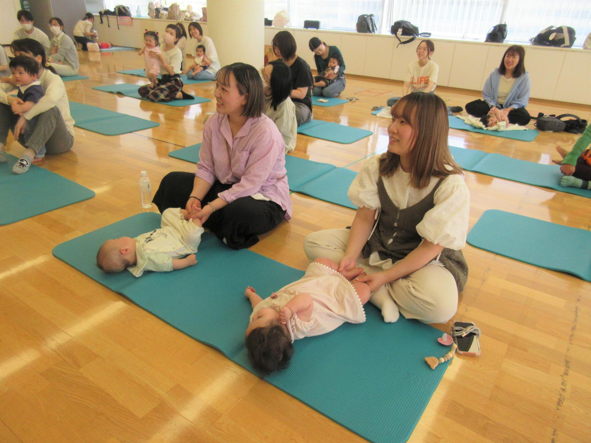 お母さんに優しく触れてもらっている様子