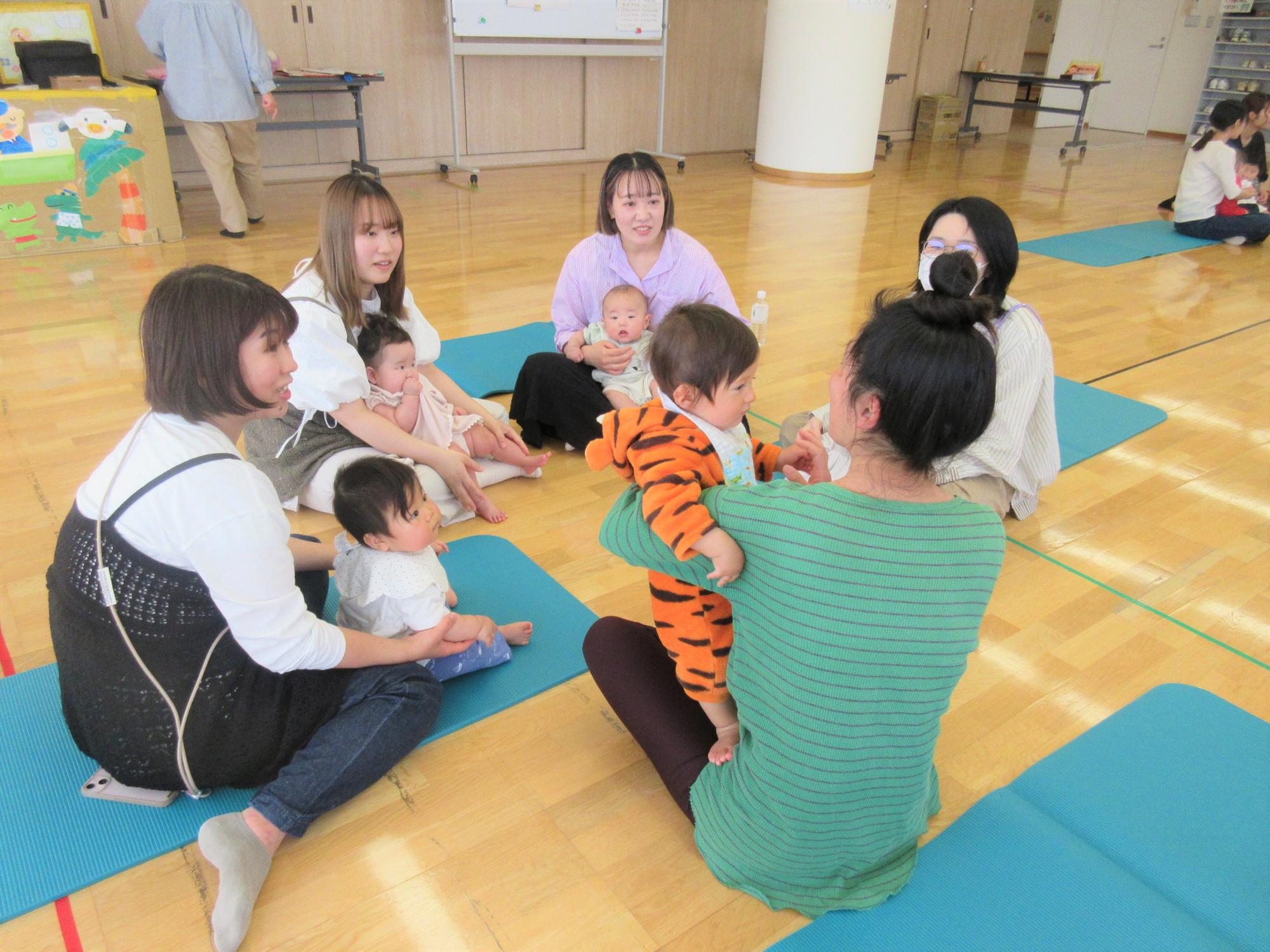 各グループに分かれておしゃべり会を楽しんでいる様子