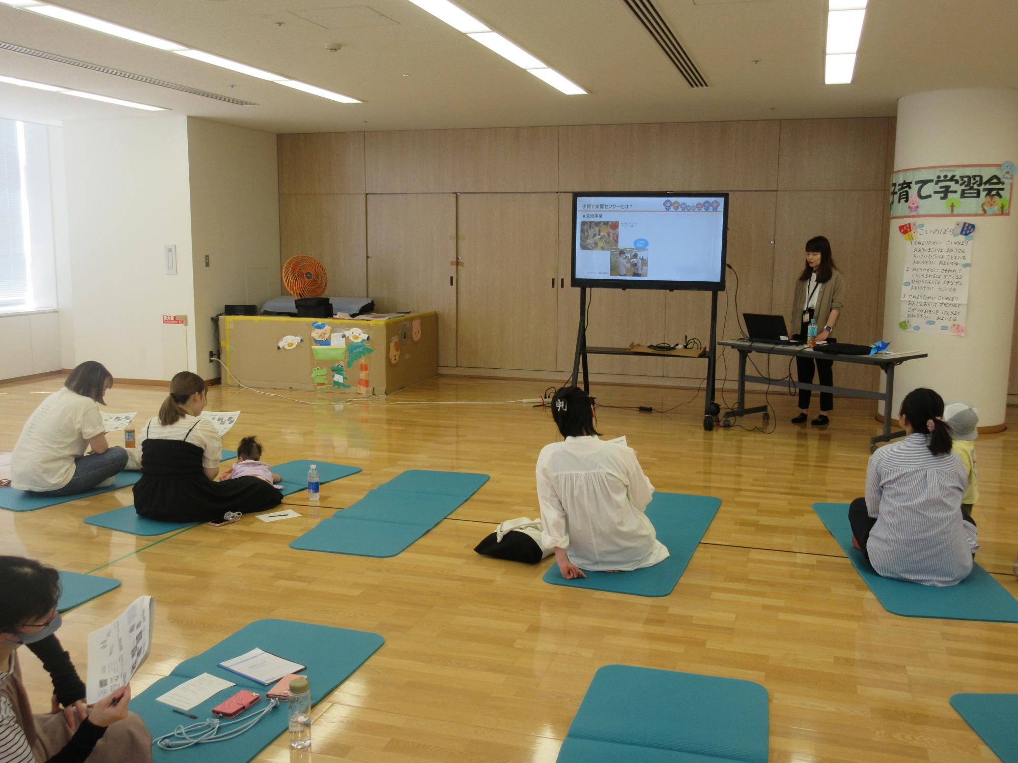 子育て学習会 子育て支援センターの話を聞いている様子